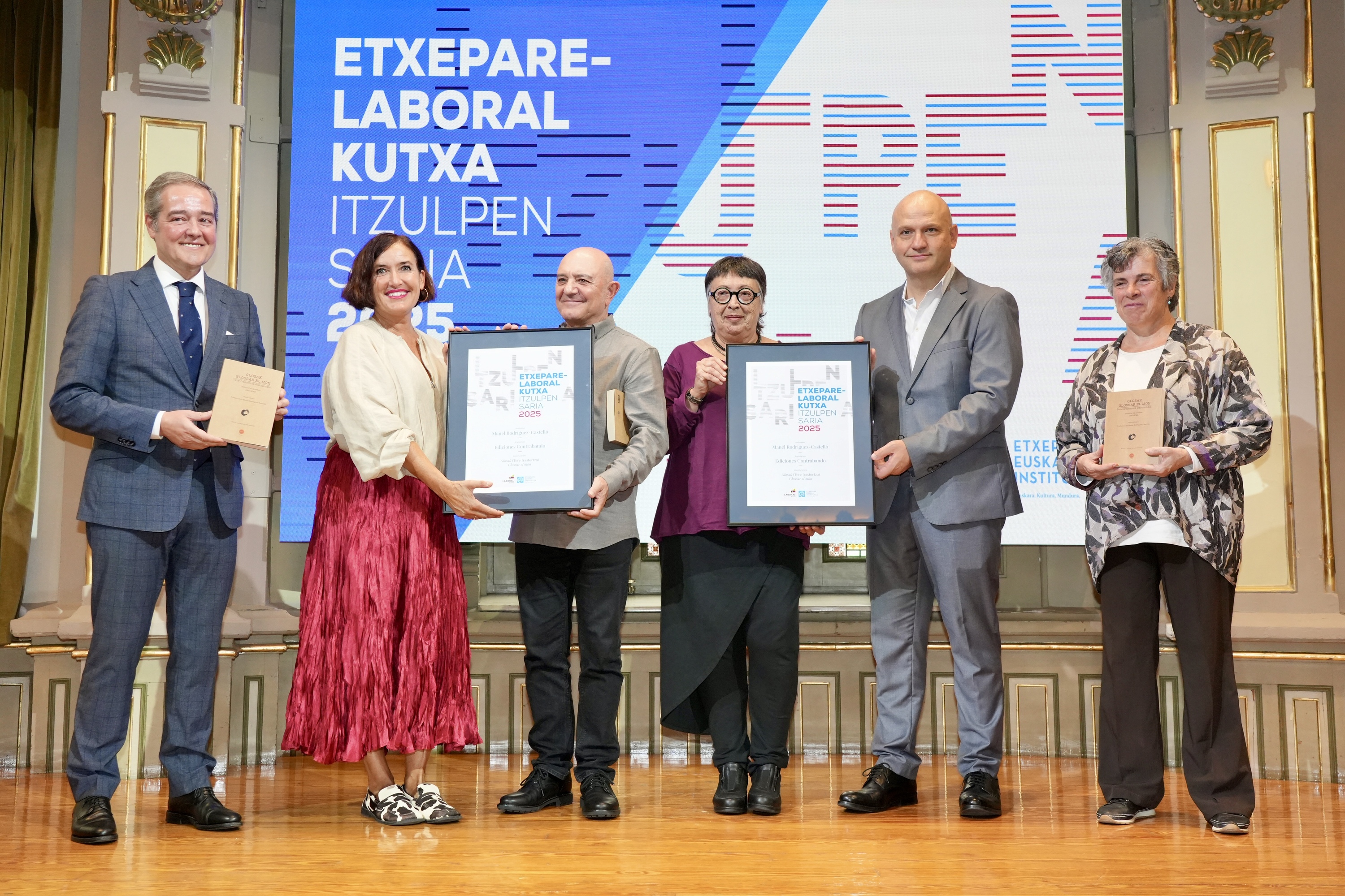 Etxepare Laboral Kutxa itzulpen sariaren agerraldia gaur, Bidebarrietako LIburutegi nagusian. Ezkerretik hasita hirugarrena da Manel Rodriguez-Castello, aurtengo irabazlea. ETXEPARE INSTITUTUA
