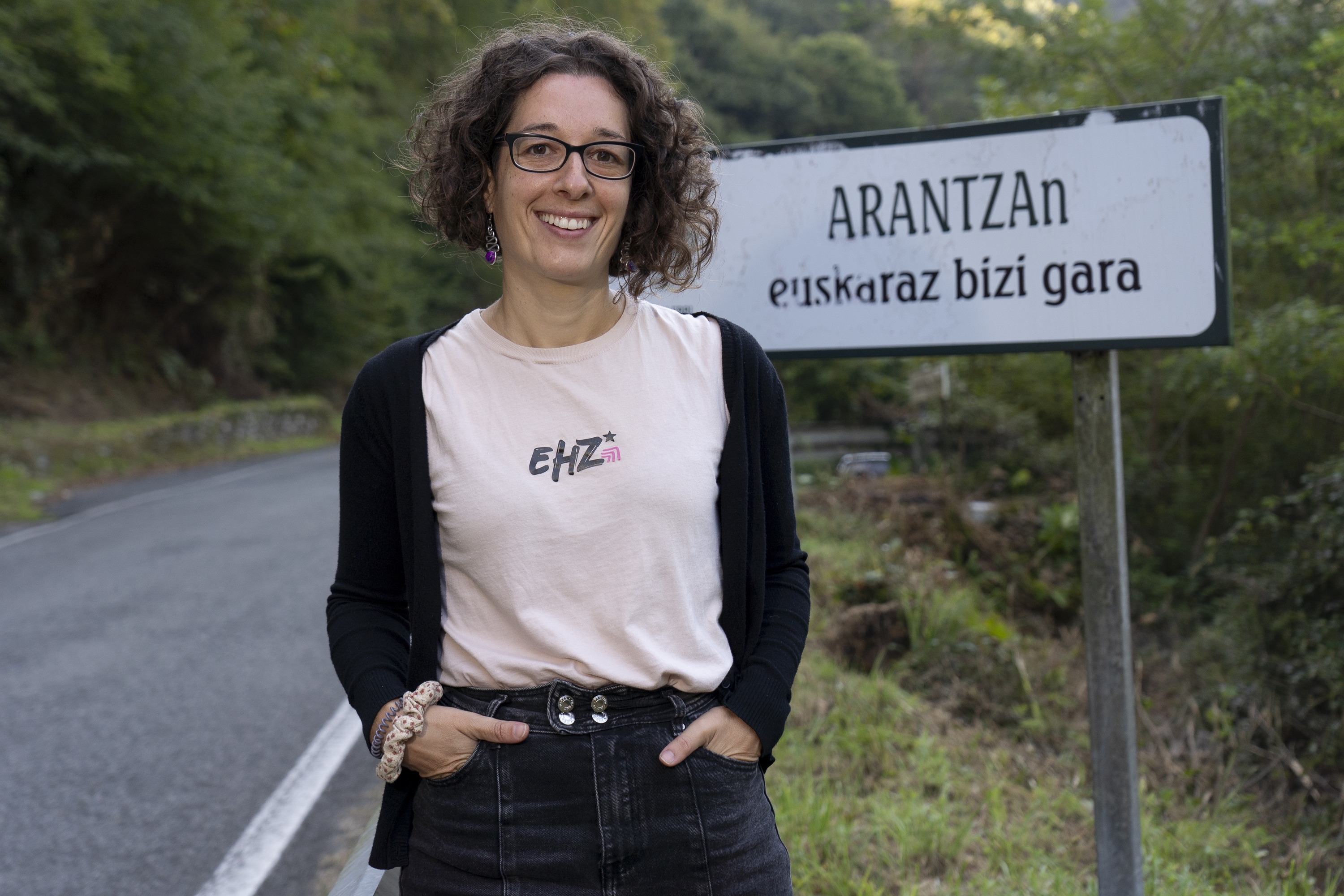 Leire Mitxelena, herri sarrerako seinalearen aurrean. IÑIGO URIZ / FOKU