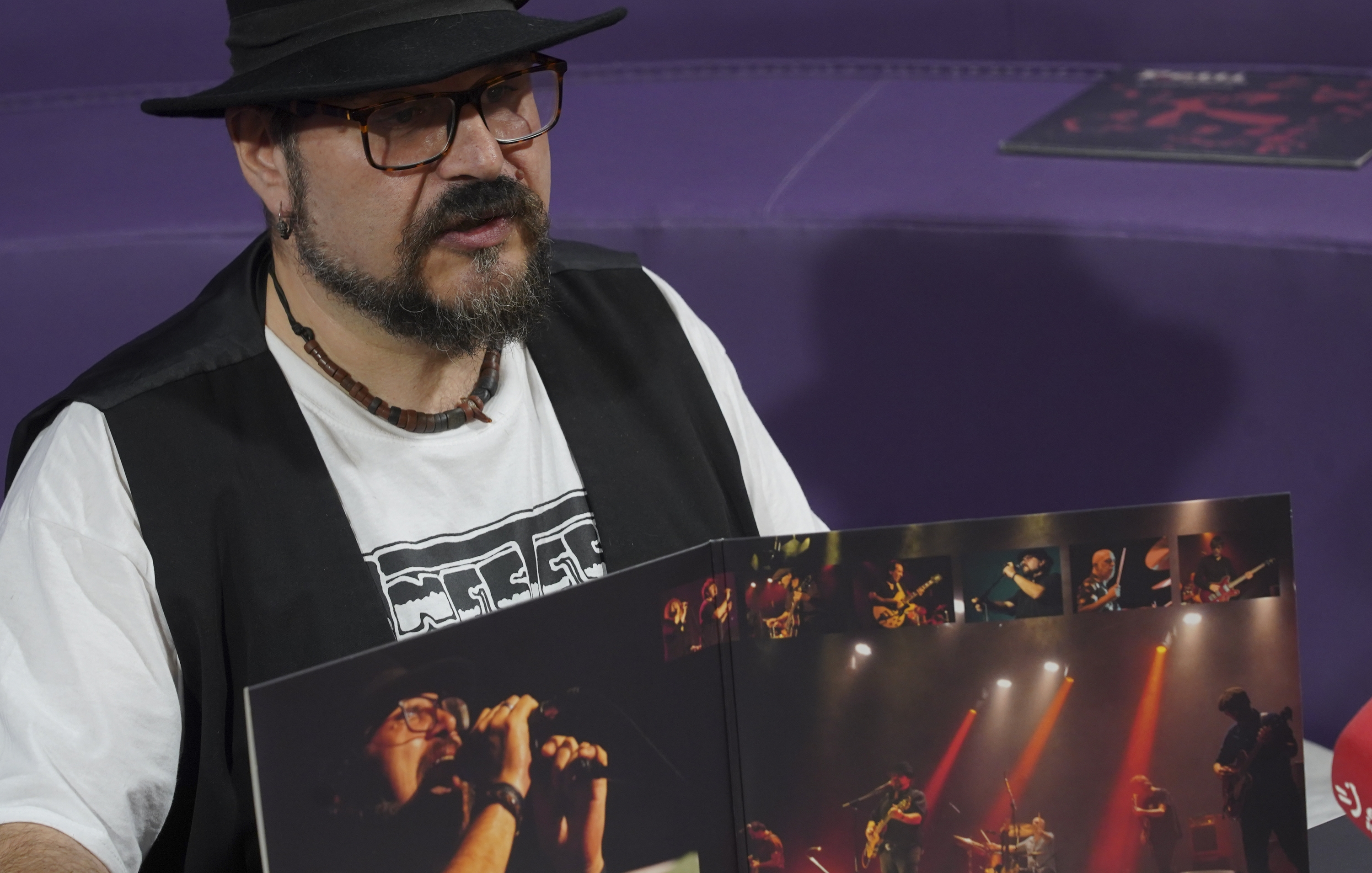 Petti, kaleratu berri duen zuzenekoaren binilo bikoitza eskuetan duela, Donostian egindako aurkezpenean. JAGOBA MANTEROLA / FOKU