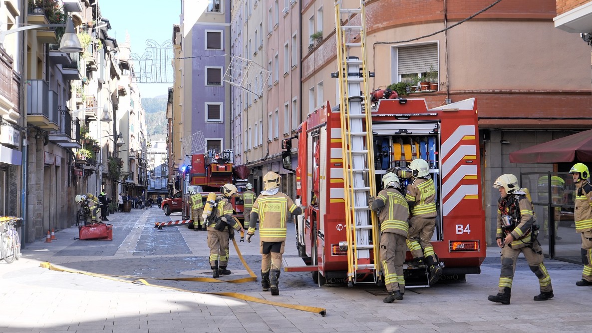 Bizkaiko foru suhiltzaileak, simulakro batean, artxiboko irudi batean. BERRIA