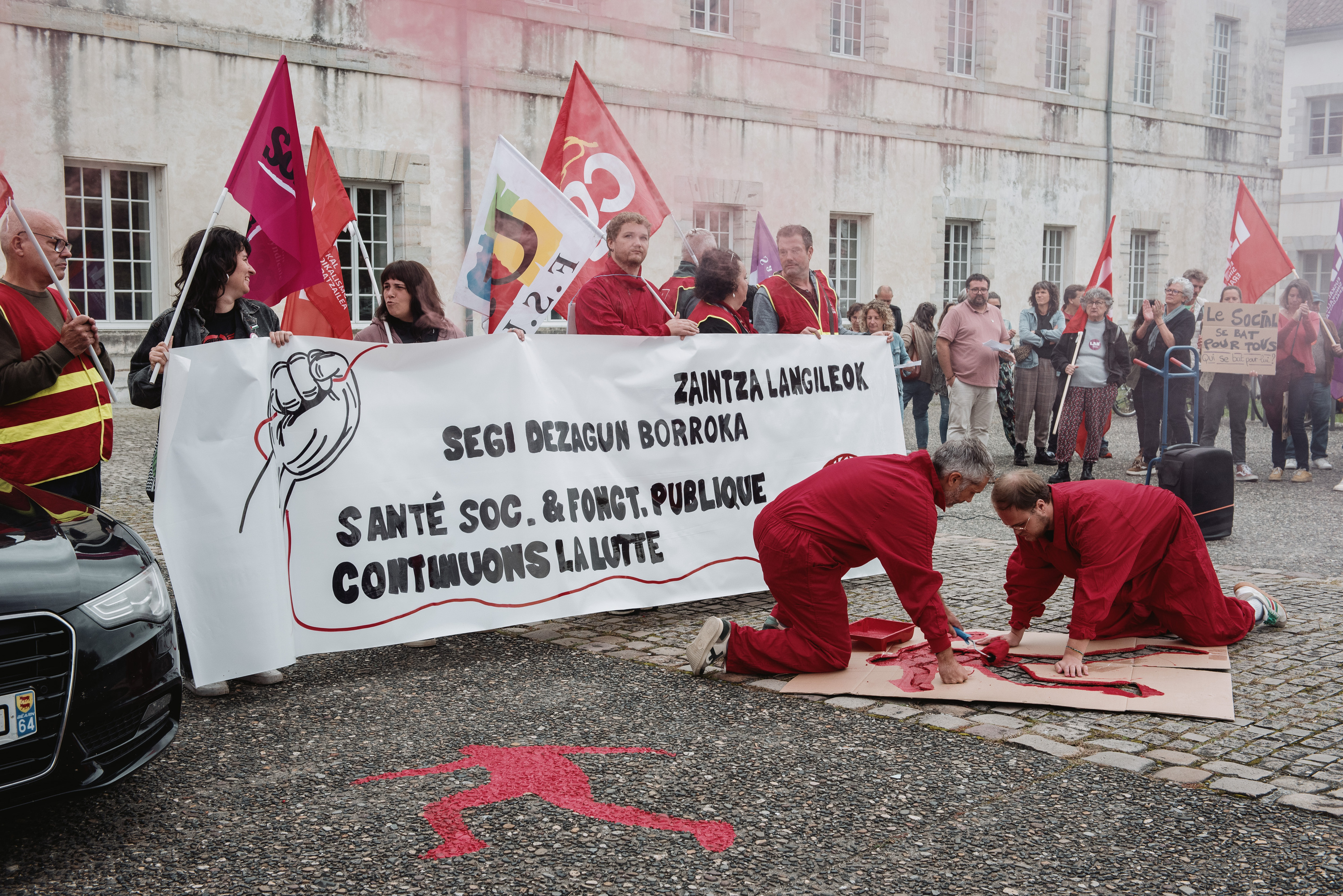 Pirinio Atlantikoetako departamenduak Baionan duen egoitzaren aitzinean manifestariek egin duten ekintza, goizean. GUILLAUME FAUVEAU
