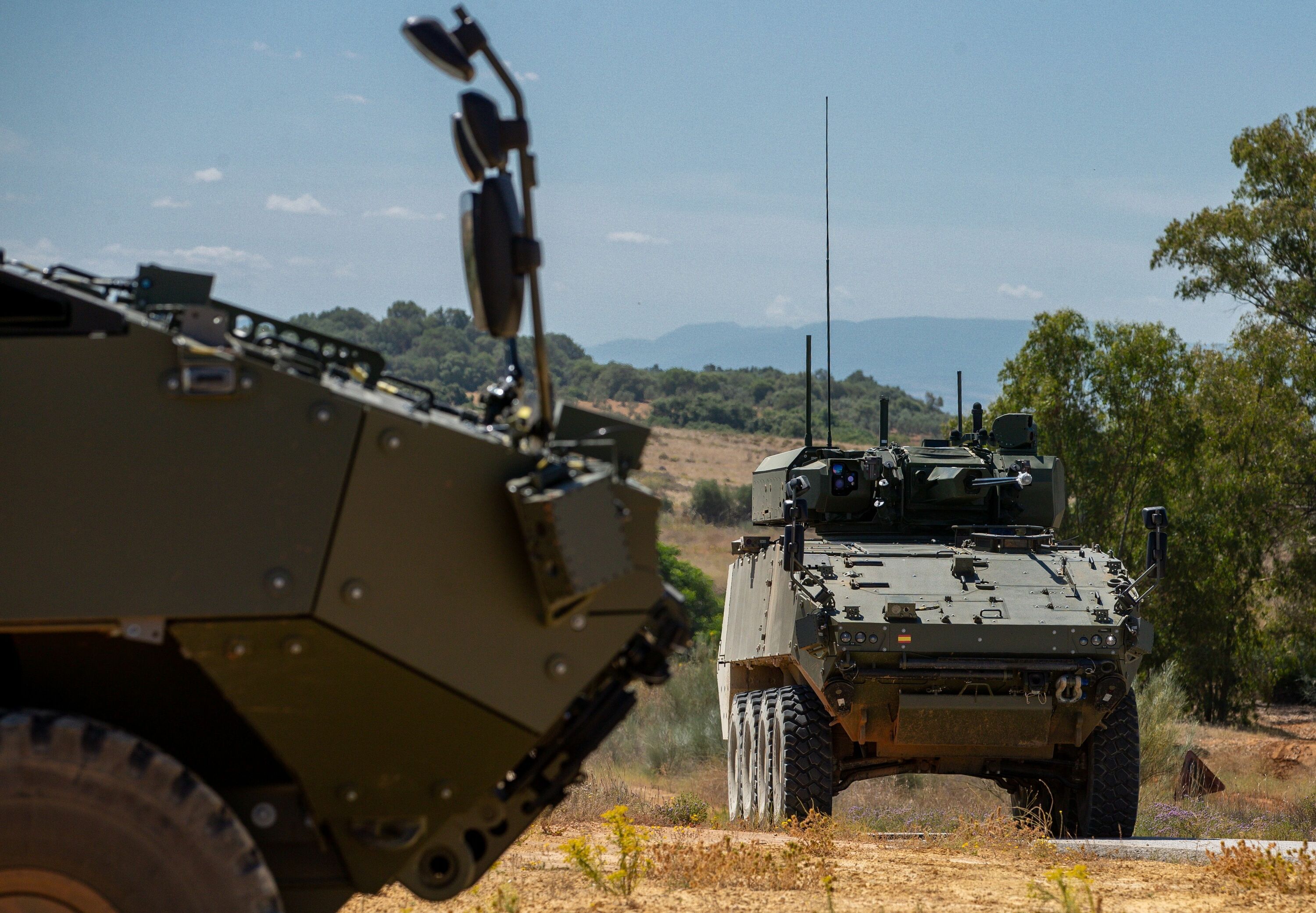 Saparen transmisio sistemak erabiltzen dituzten Dragon 8x8 modeloko tanke batzuk.  JULIO MUÑOZ / FOKU