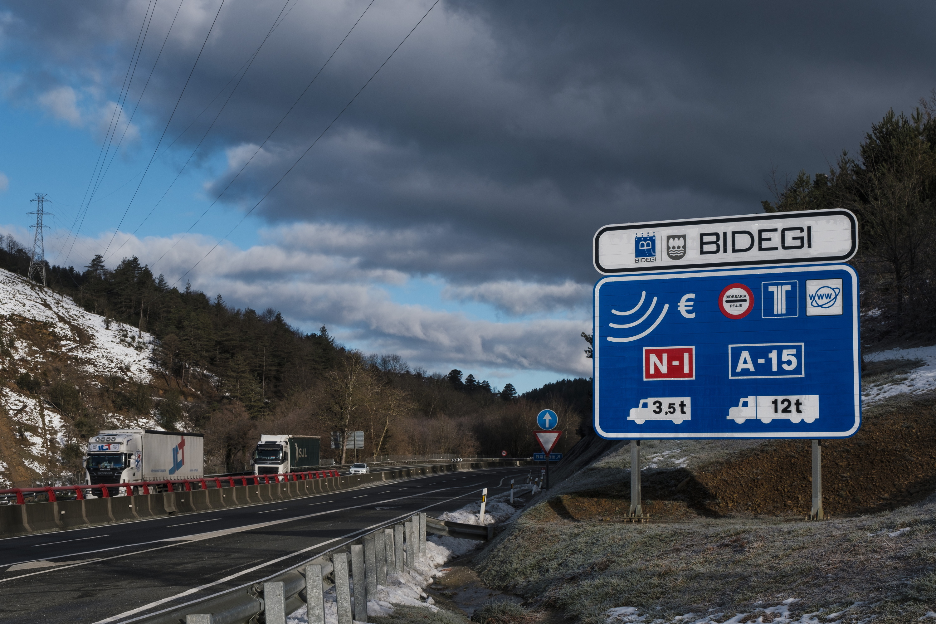 Bidegiren ardurapeko errepide bat, artxiboko irudi batean. JON URBE / FOKU