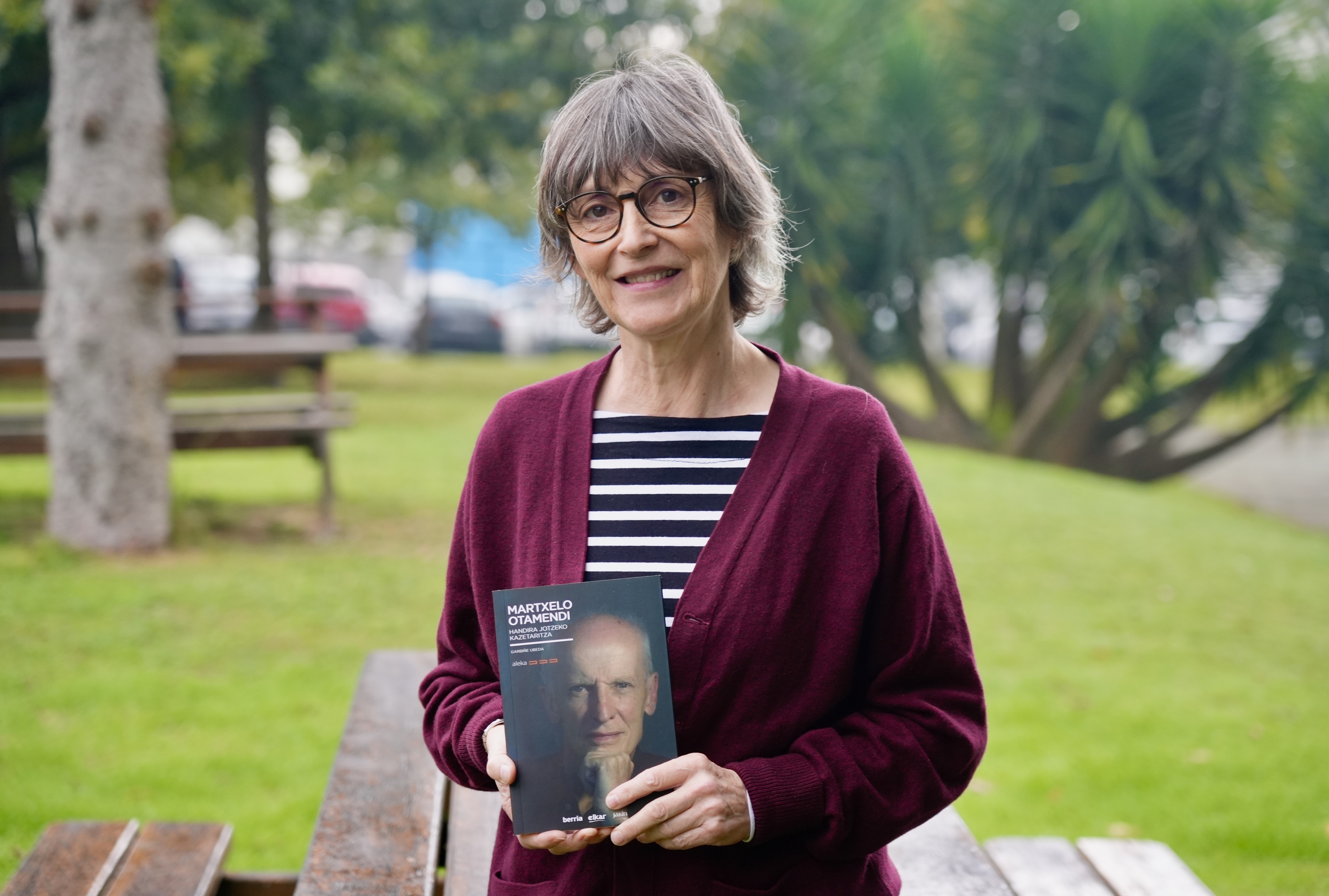 Garbiñe Ubeda, Martxelo Otamendiren biografiaren egilea, liburua eskuetan duela. ANDONI CANELLADA / FOKU
