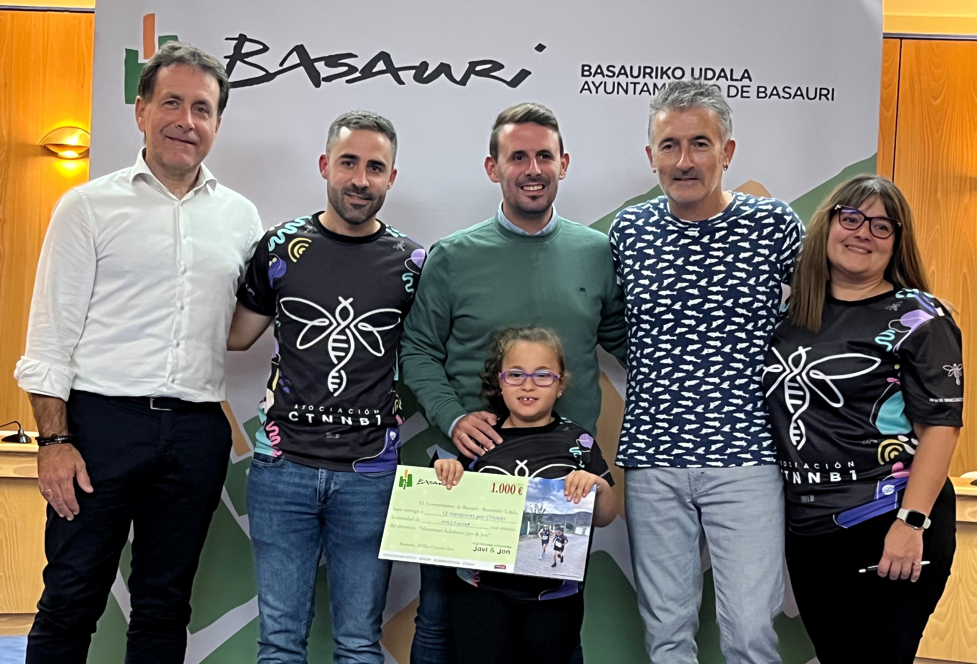 Asier Iragorri Basauriko alkatea, Yeray Gonzalez, Jon Zugazagoitia Kirol zinegotzia, Javi Conde atleta paralinpikoa, Isabel Martin eta Paula Rodriguez —kartelarekin—, maratoiaren aurkezpenean, Basaurin. BERRIA