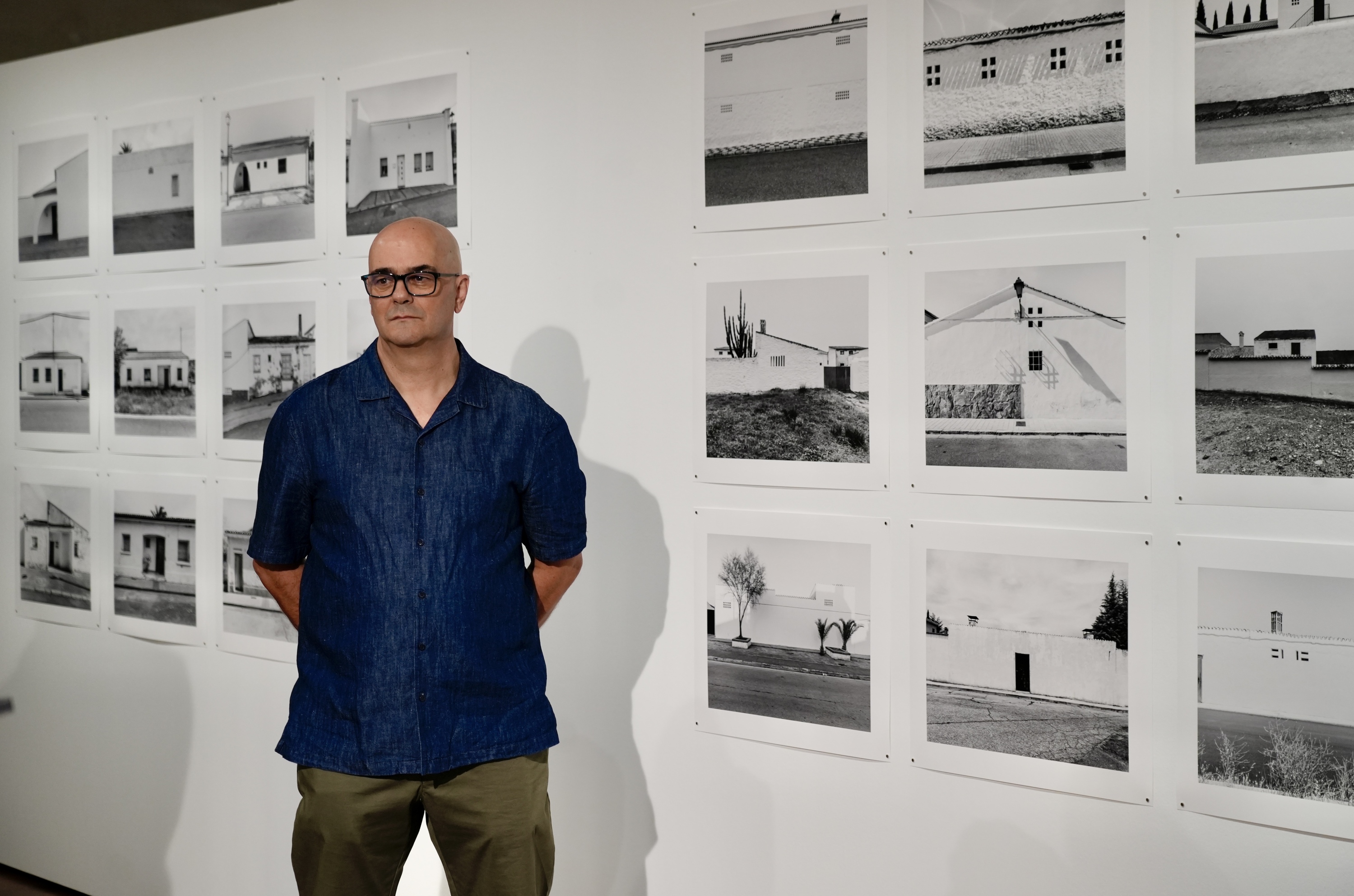 Jose Manuel Juan Soto argazkilaria, 'Landa arrazionalismoa' erakusketako argazkien aurrean, gaur, Donostian. ANDONI CANELLADA / FOKU