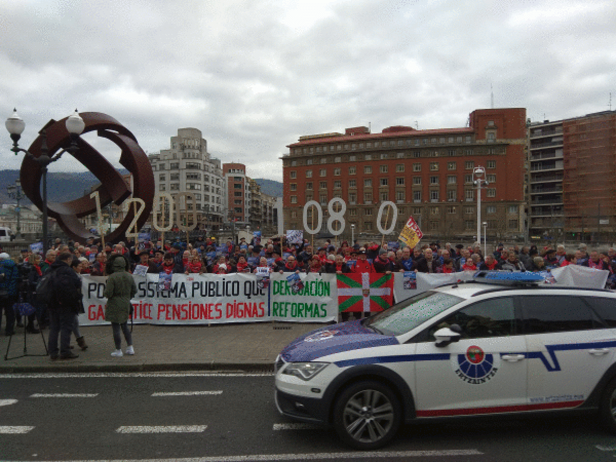 Pentsiodunen agerraldia, Bilboko udaletxeko aurreko espaloian. IMANOL MAGRO EIZMENDI