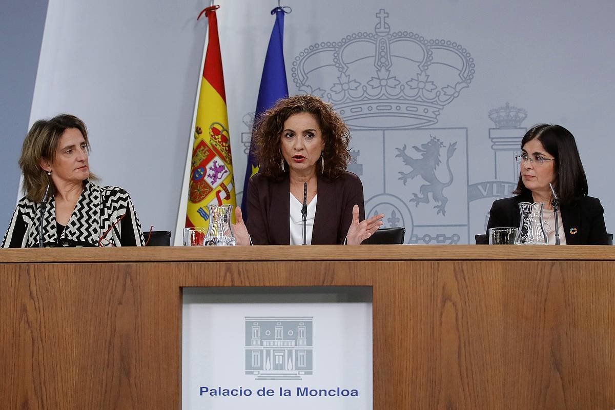 Maria Jesus Montero Espainiako Ogasun ministroa, Teresa Ribera Trantsizio Ekologikokoa eta Carolina Darias Lurralde Politiketakoa, gaur, Madrilen. JUAN CARLOS HIDALGO / EFE