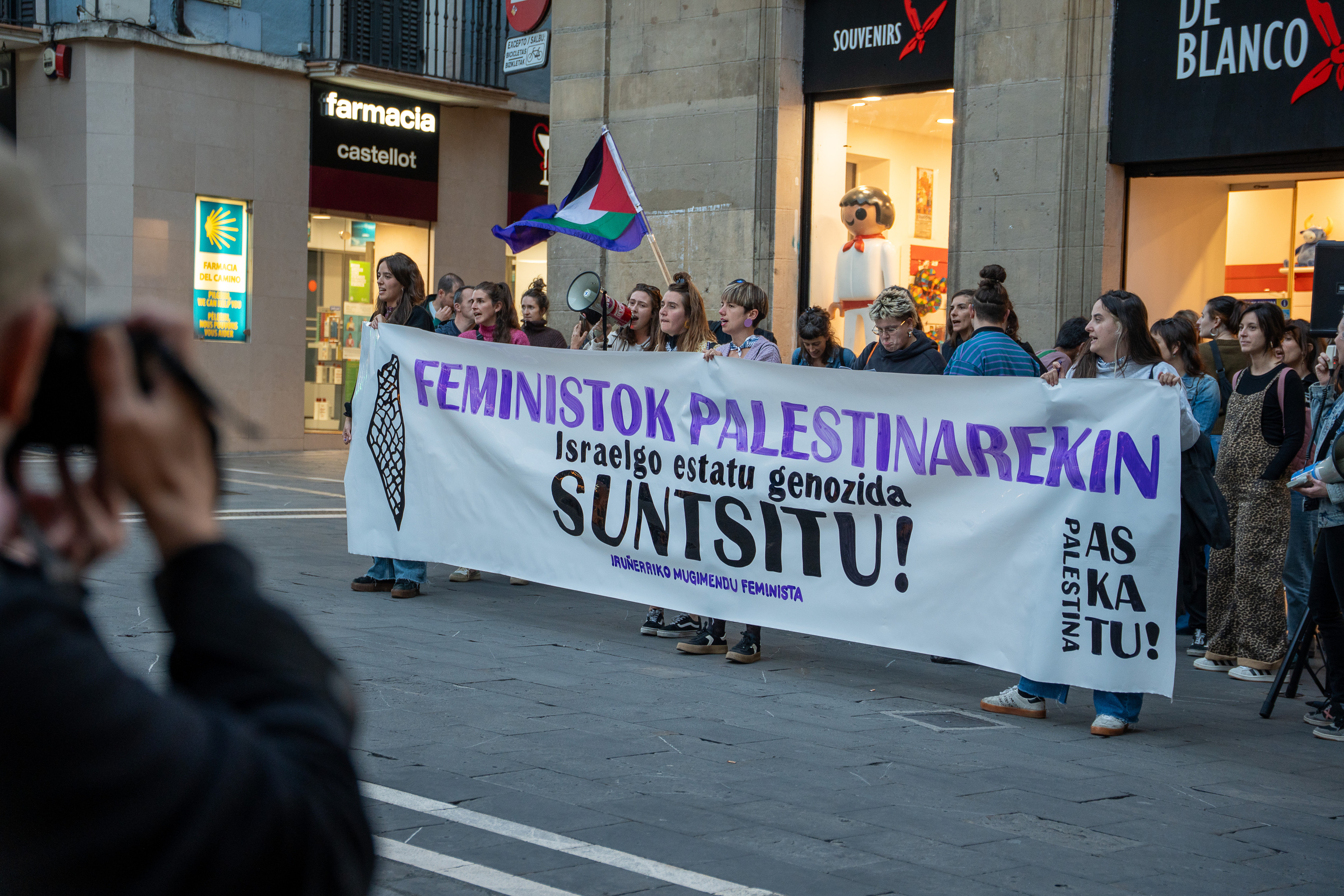 Mugimendu Feministak atzo Iruñean egindako elkarretaratzea. AITOR KARASATORRE / FOKU