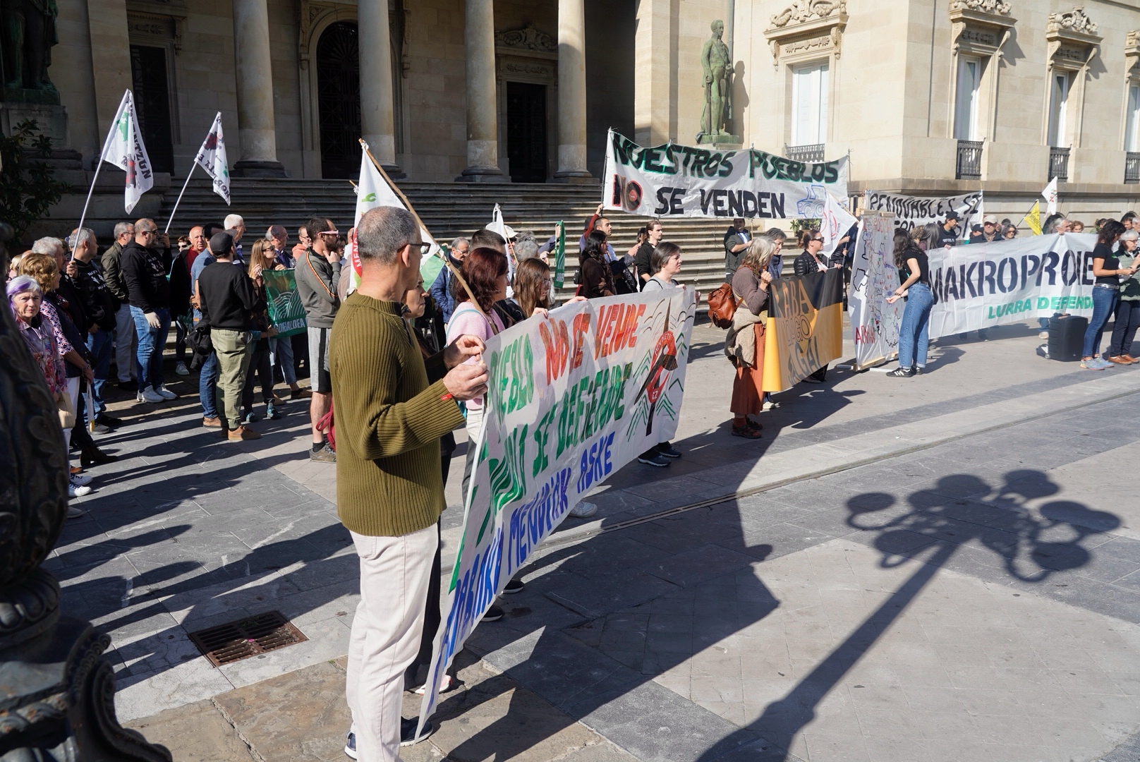 Araba Bizirik-en protesta, eguerdian, Arabako Foru Aldundiaren aurrean. ENDIKA PORTILLO / FOKU