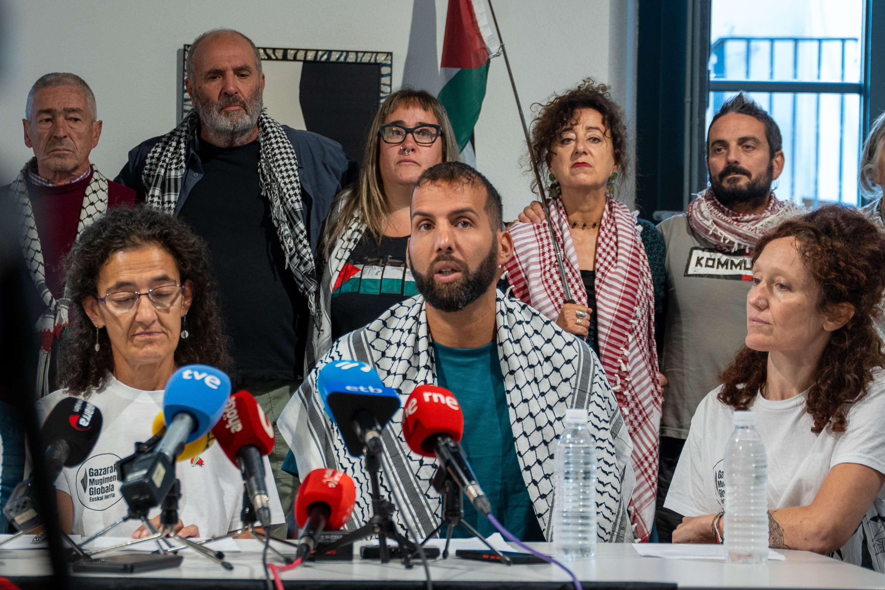 Gazarako Mugimendu Globalaren Euskal Herriko ordezkarien agerraldia, gaur, Iruñean. AITOR KARASATORRE / FOKU