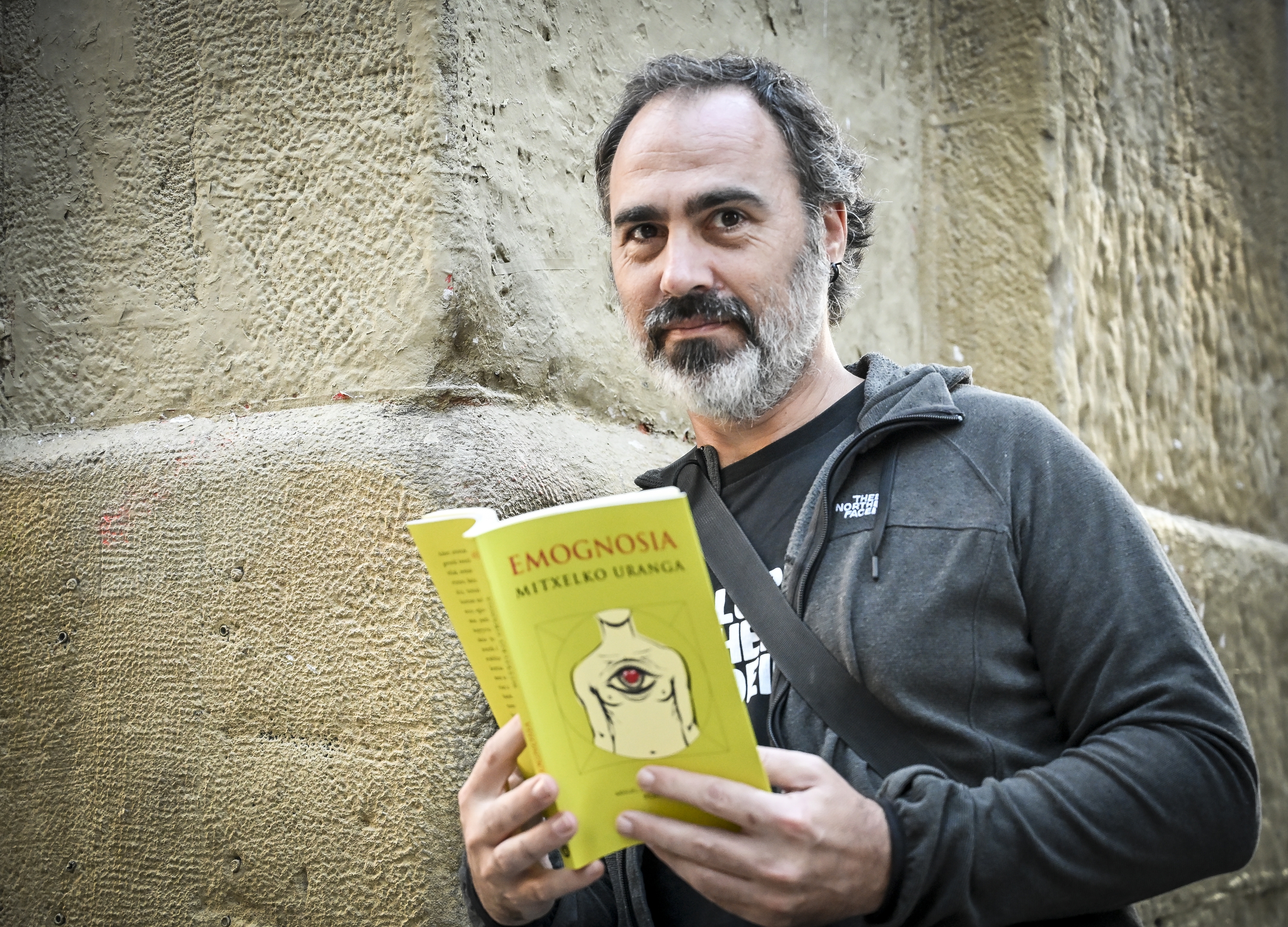 Mitxelko Uranga, gaur goizean Donostian, 'Emognosia' bere liburu berria eskuetan. GORKA RUBIO / FOKU