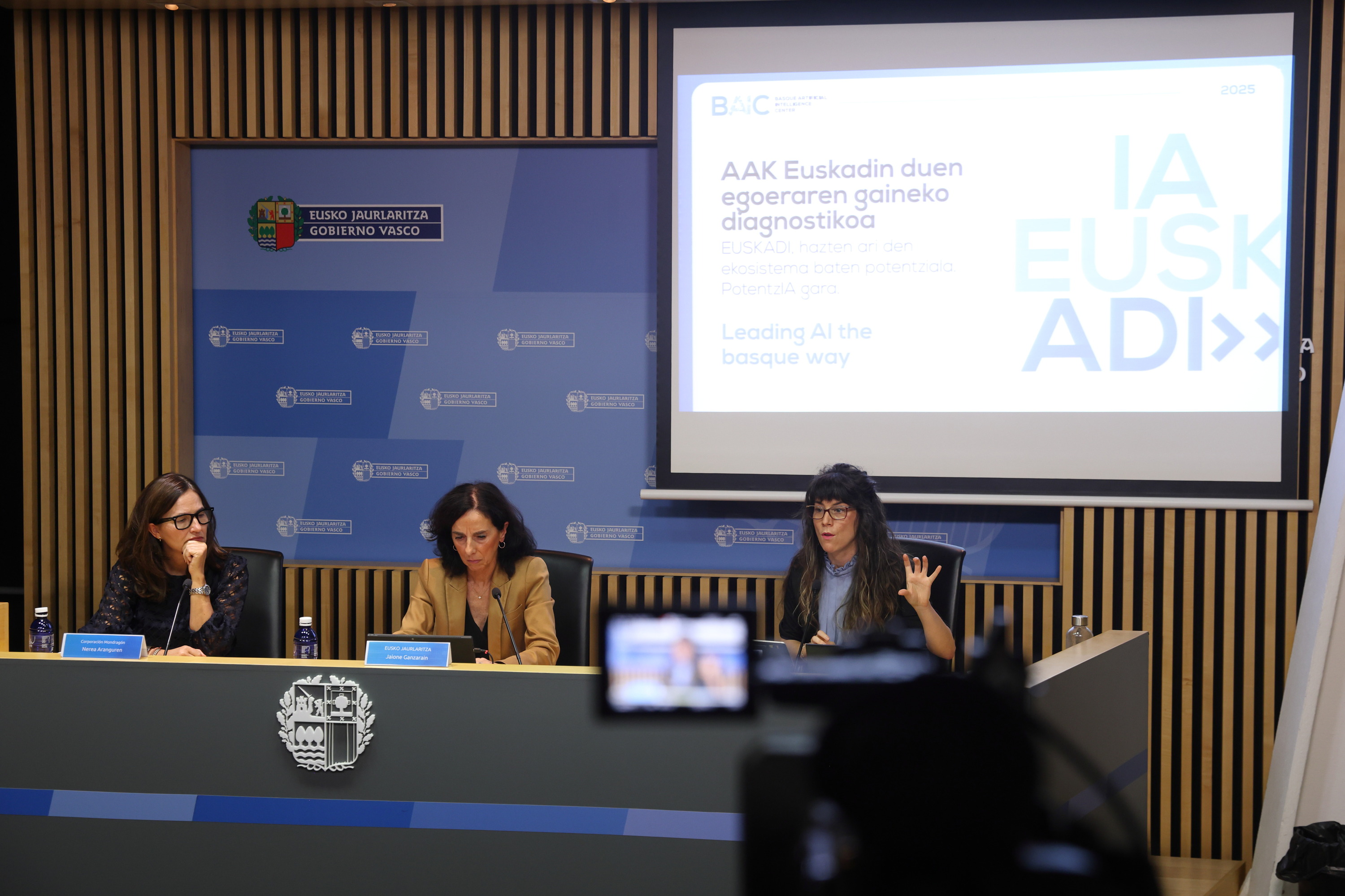 BAICen ikerketaren aurkezpena. Ezkerretik eskuinera: Nerea Aranguren, Jaione Ganzarain eta Laura Marron. BAIC