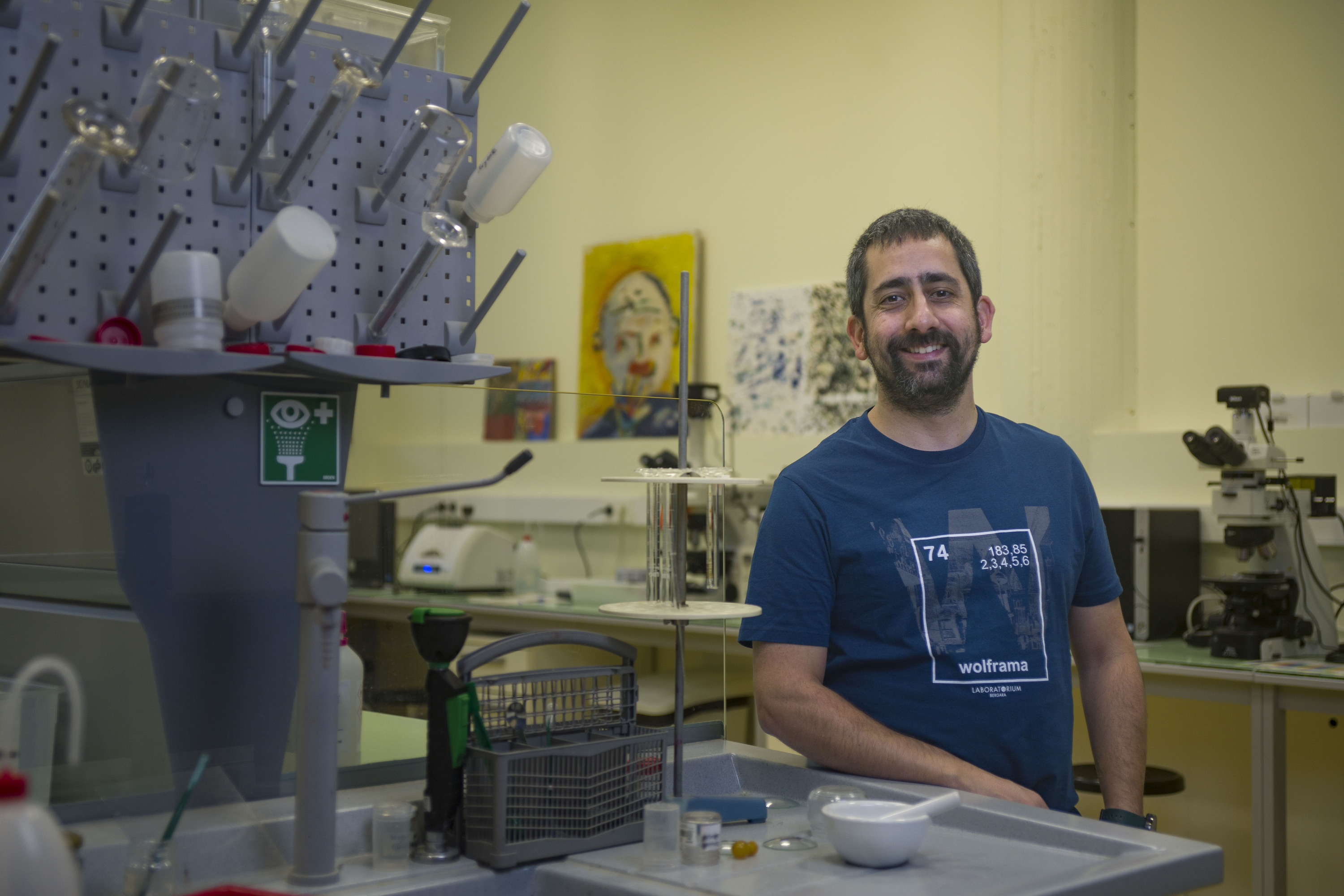 Oskar Gonzalez Mendia irakaslea, Leioako Arte Ederretako laborategian. JON URBE / FOKU