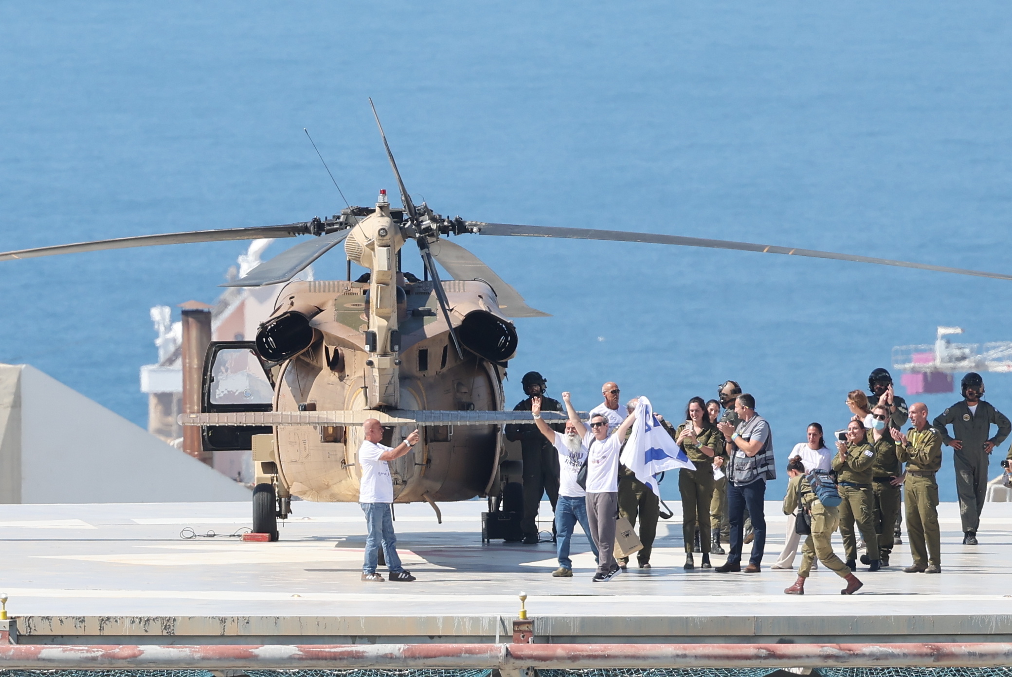 Hamasek aske utzitako gatibu bat, gaur, helikopteroz Israelgo Ichilov ospitalera iritsi berritan. ABIR SULTAN / EFE