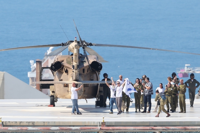 Hamasek aske utzitako gatibu bat, gaur, helikopteroz Israelgo Ichilov ospitalera iritsi berritan. ABIR SULTAN / EFE Hamasek aske utzitako gatibu bat, gaur, helikopteroz Israelgo Ichilov ospitalera iritsi berritan. ABIR SULTAN / EFE
