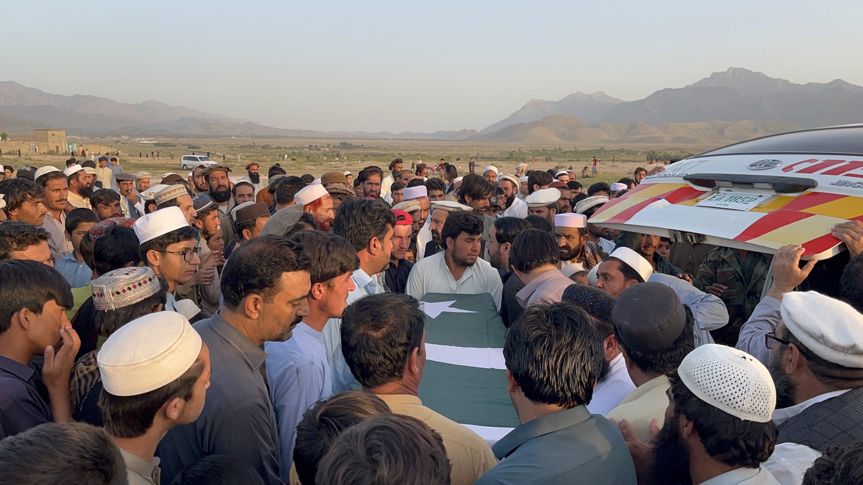 Pakistandar talde bat gorpu bat eramaten atzo Kurramen, Pakistanen eta Afganistanen arteko mugan. BASIT GILANI / EFE