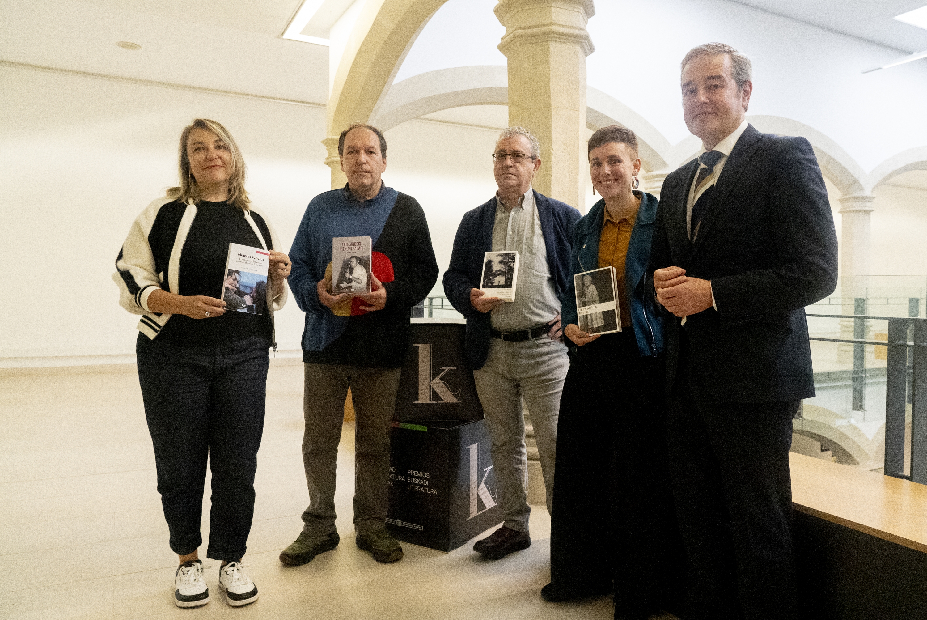 Euskadi sariaren lau irabazleak, gaur, Andoni Iturbe Kultura sailburuordearekin. RAUL BOGAJO / FOKU