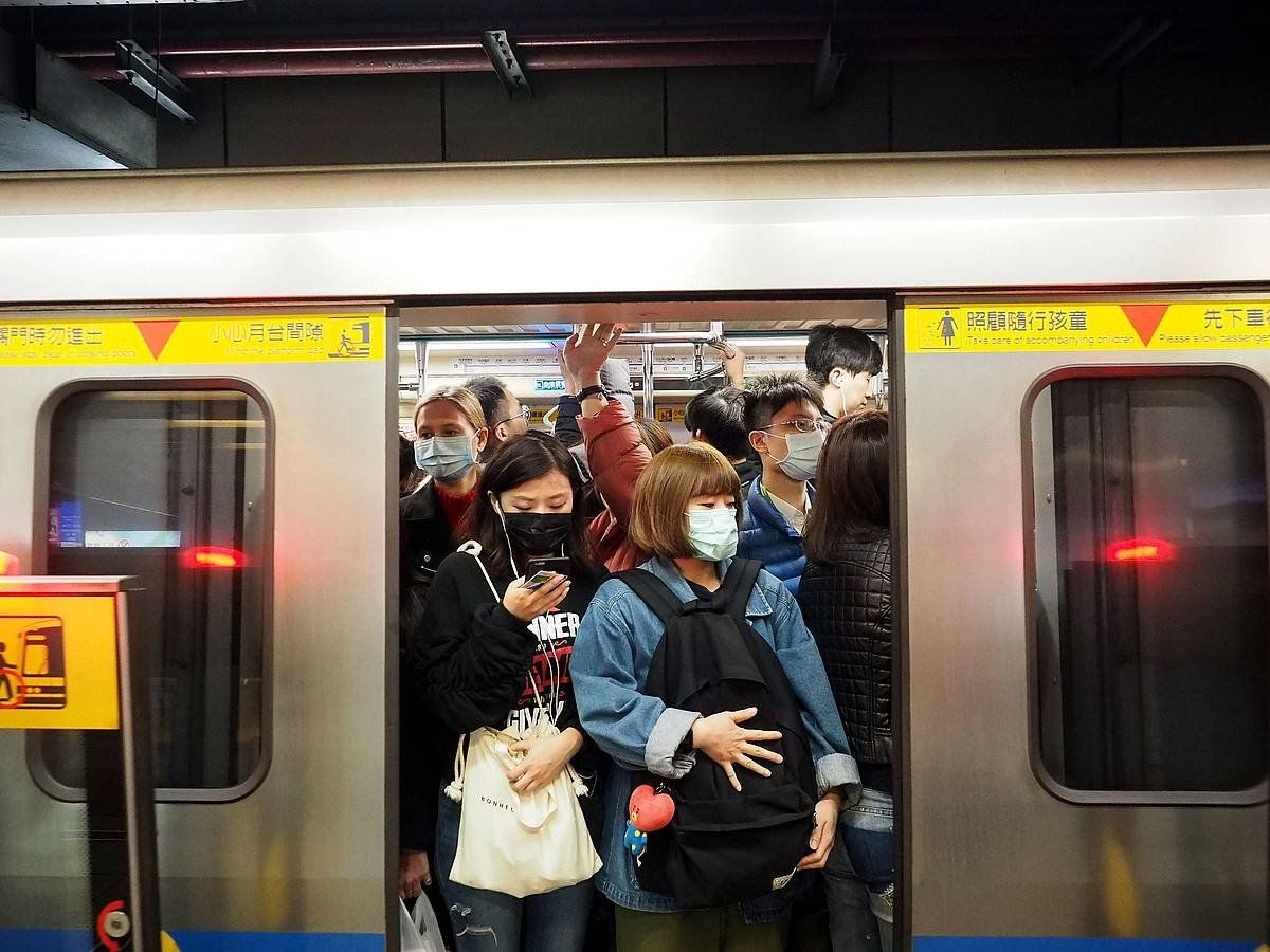 Taipeiko metroko bidaiariak maskarekin, gaur. DAVID CHANG / EFE
