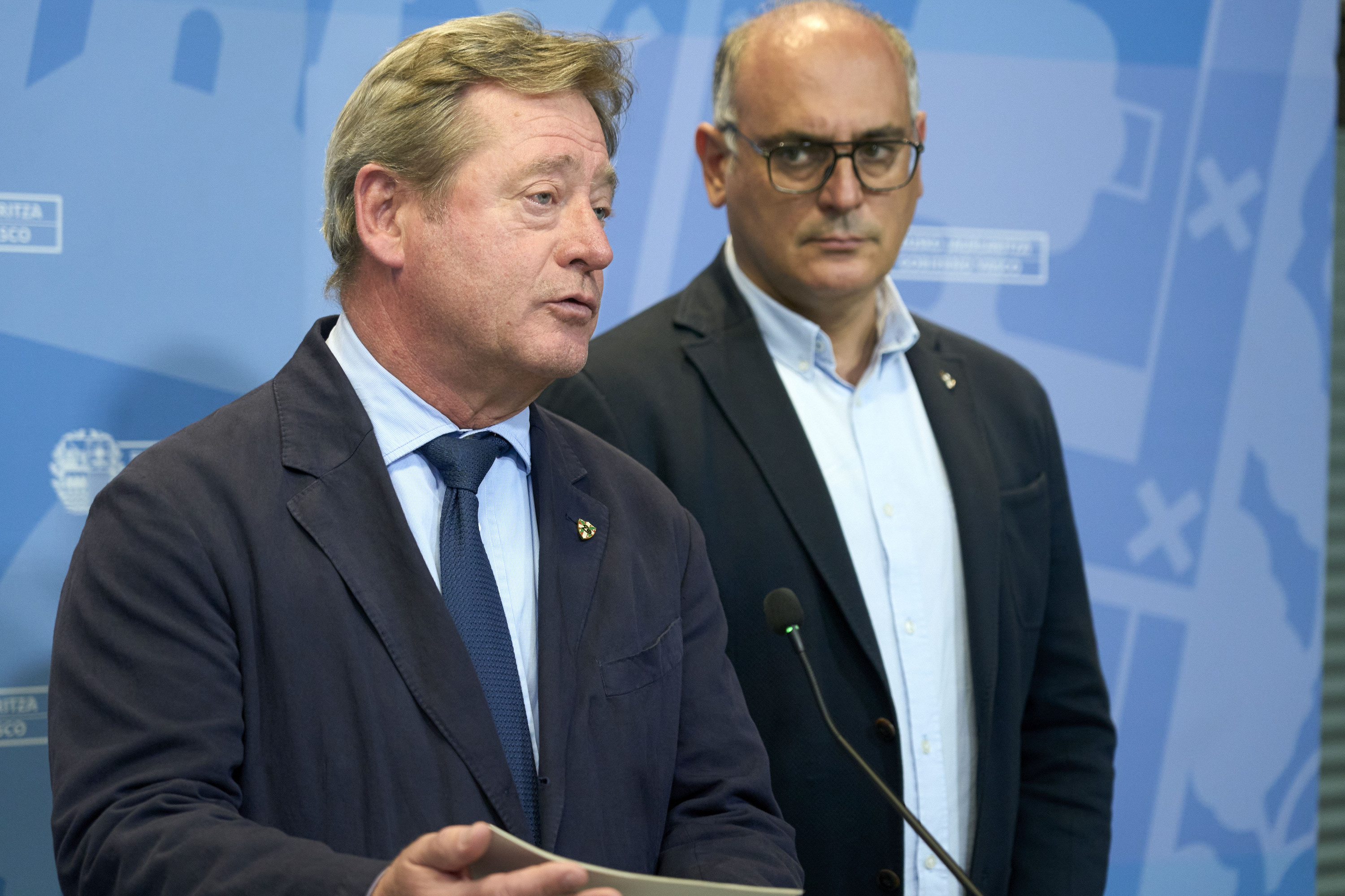 Bingen Zupiria Eusko Jaurlaritzako Segurtasun sailburuak agerraldia egin du gaur arratsaldean, atzo Gasteizen izandako istiluen harira.  L.RICO /EFE
