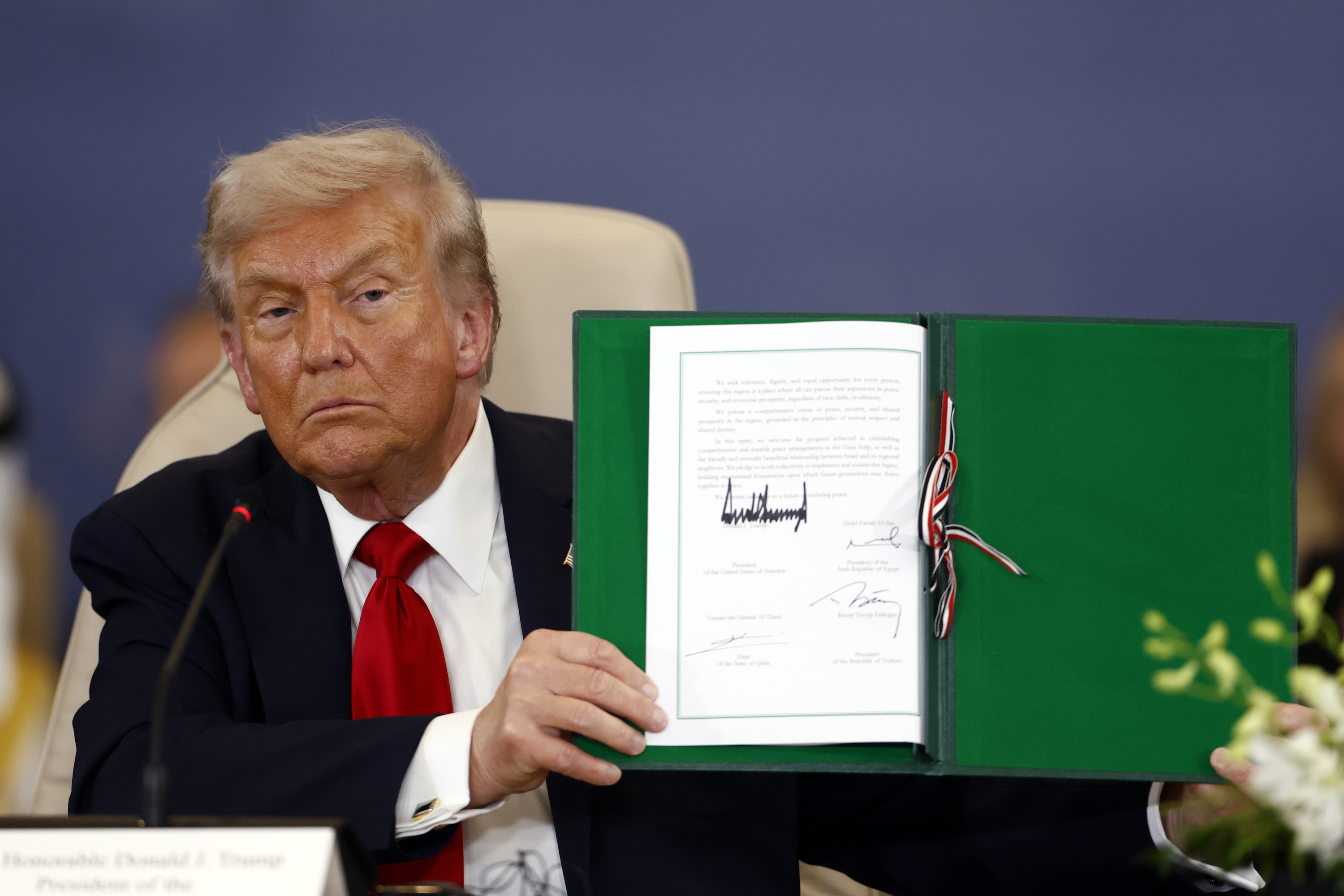 Donald Trump AEBetako presidentea, Gazarako egindako plana sinatzen, gaur, Xarm el-Xeikh hirian. YOAN VALAT / EFE