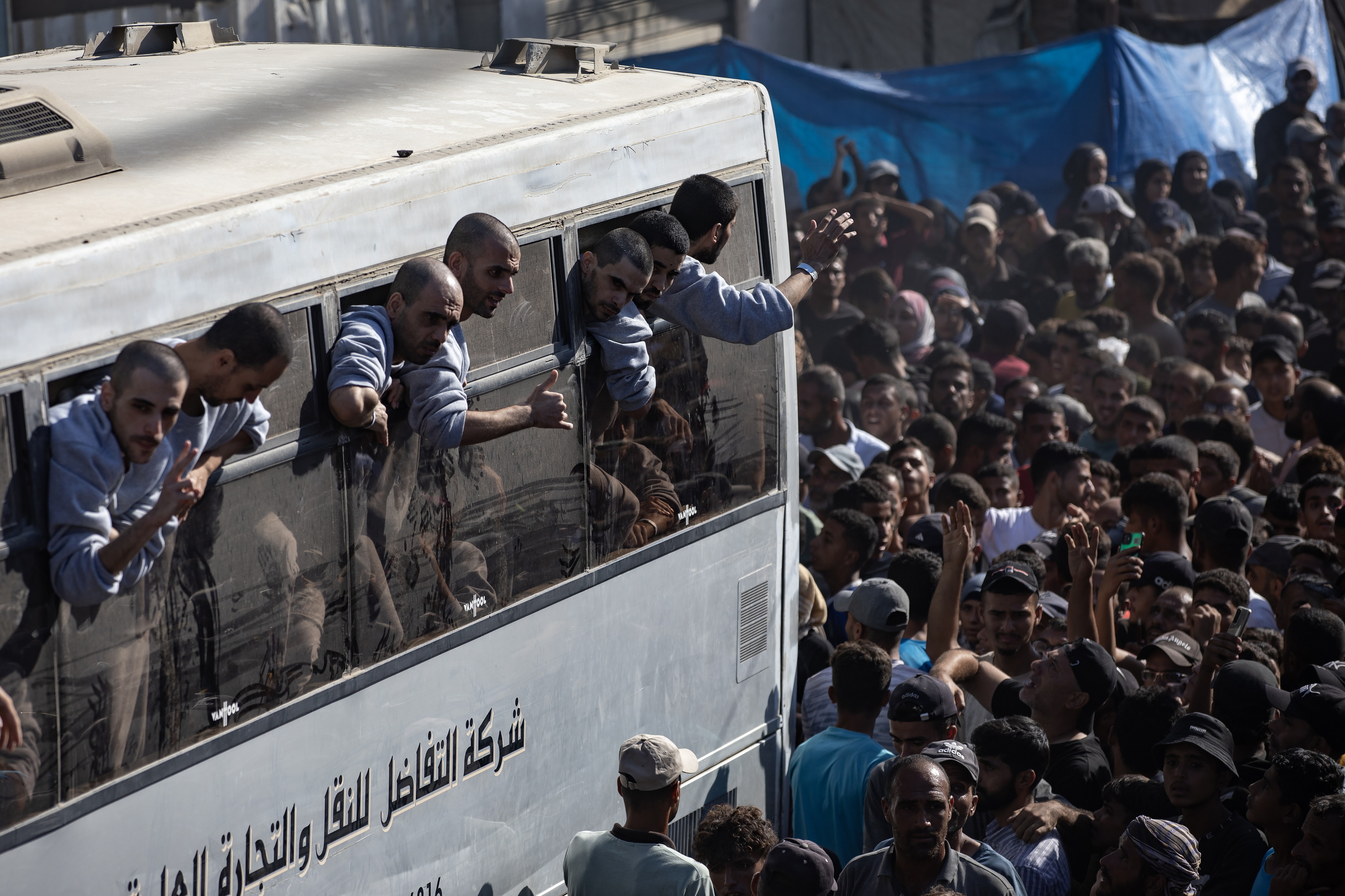 Israelek aske utzitako preso palestinarrak autobusetan iritsi dira Khan Yunisera, Gaza hegoaldera. HAITHAM IMAD / EFE