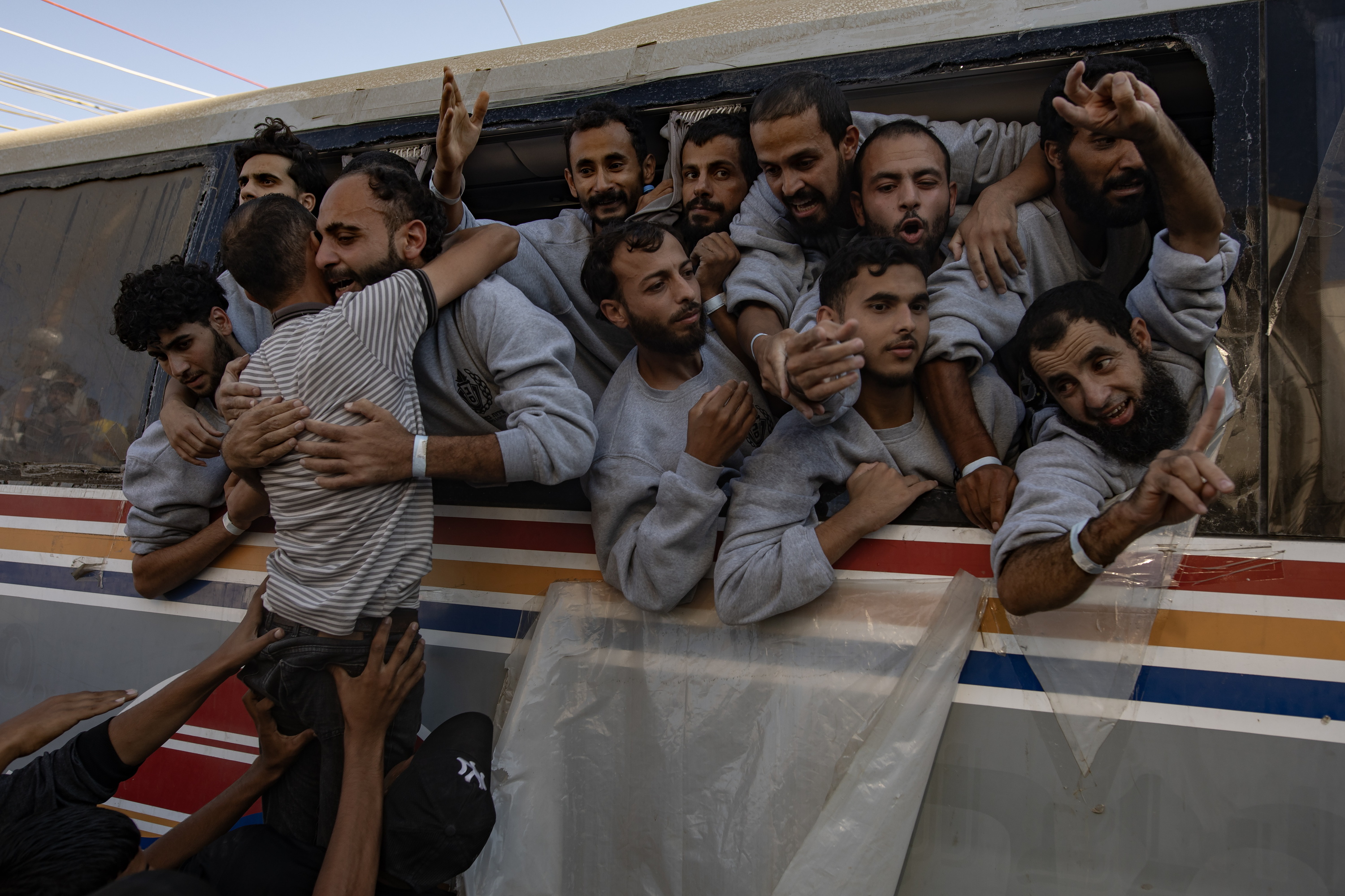 Aske geratutako preso palestinar batzuk, atzo, Khan Yunisera iristen. HAITHAM IMAD / EFE