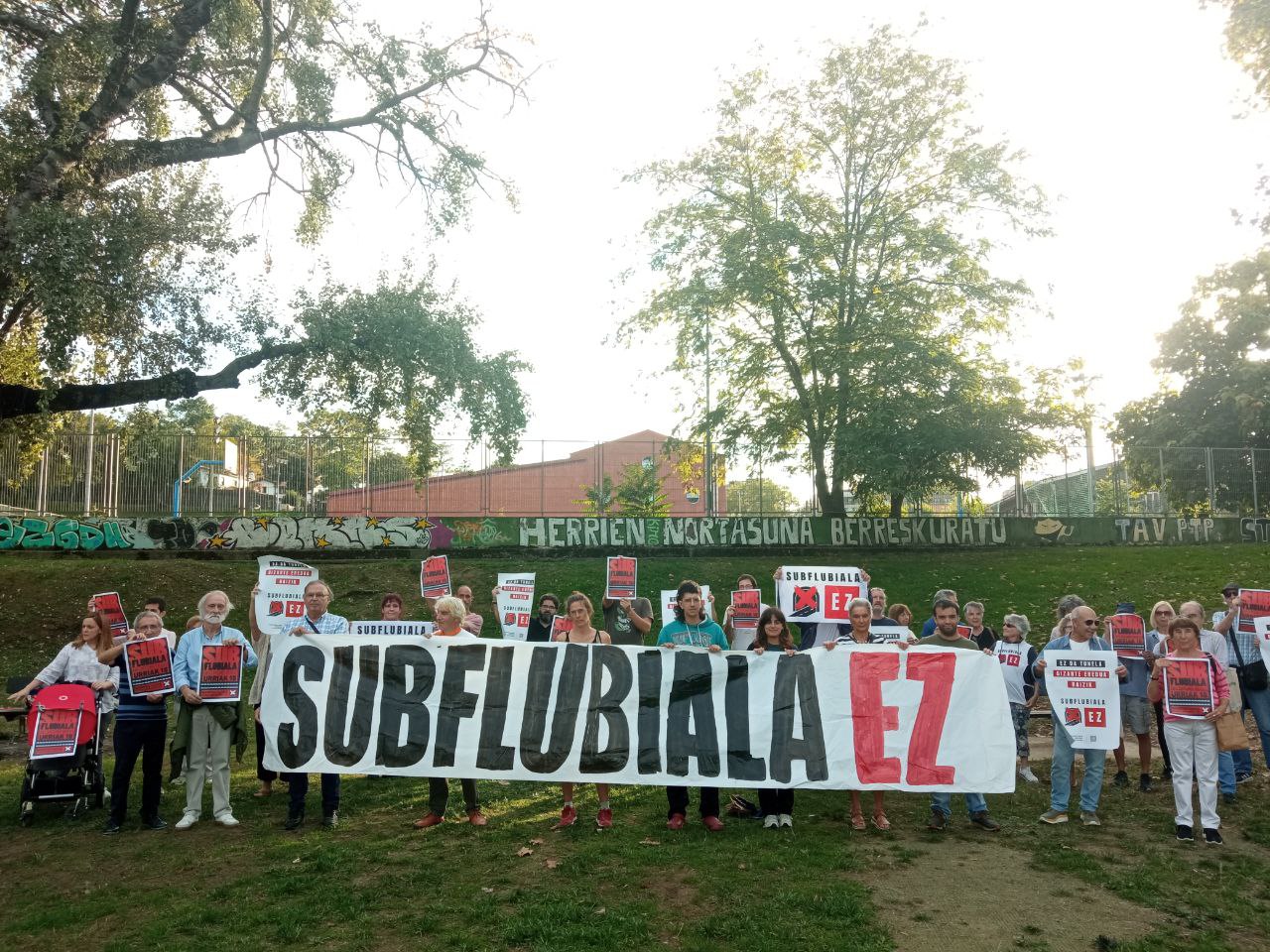 Larunbatean mobilizatzera deitzeko egindako agerraldia, Artaza parkean, atzo. SUBFLUBIALA EZ