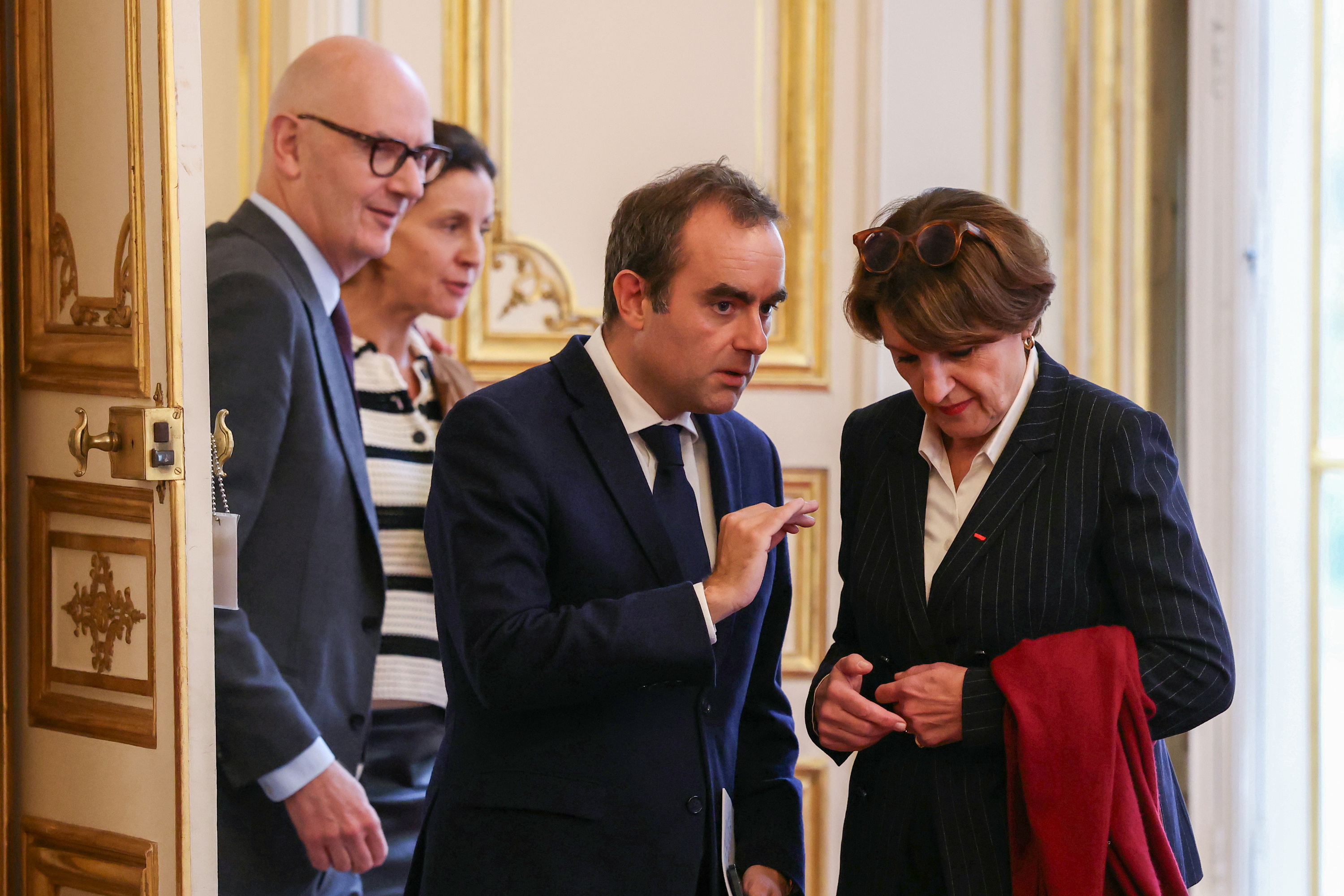 Lecornu, erdian, atzo egindako bilera batera iristen. ALAIN JOCARD / EFE