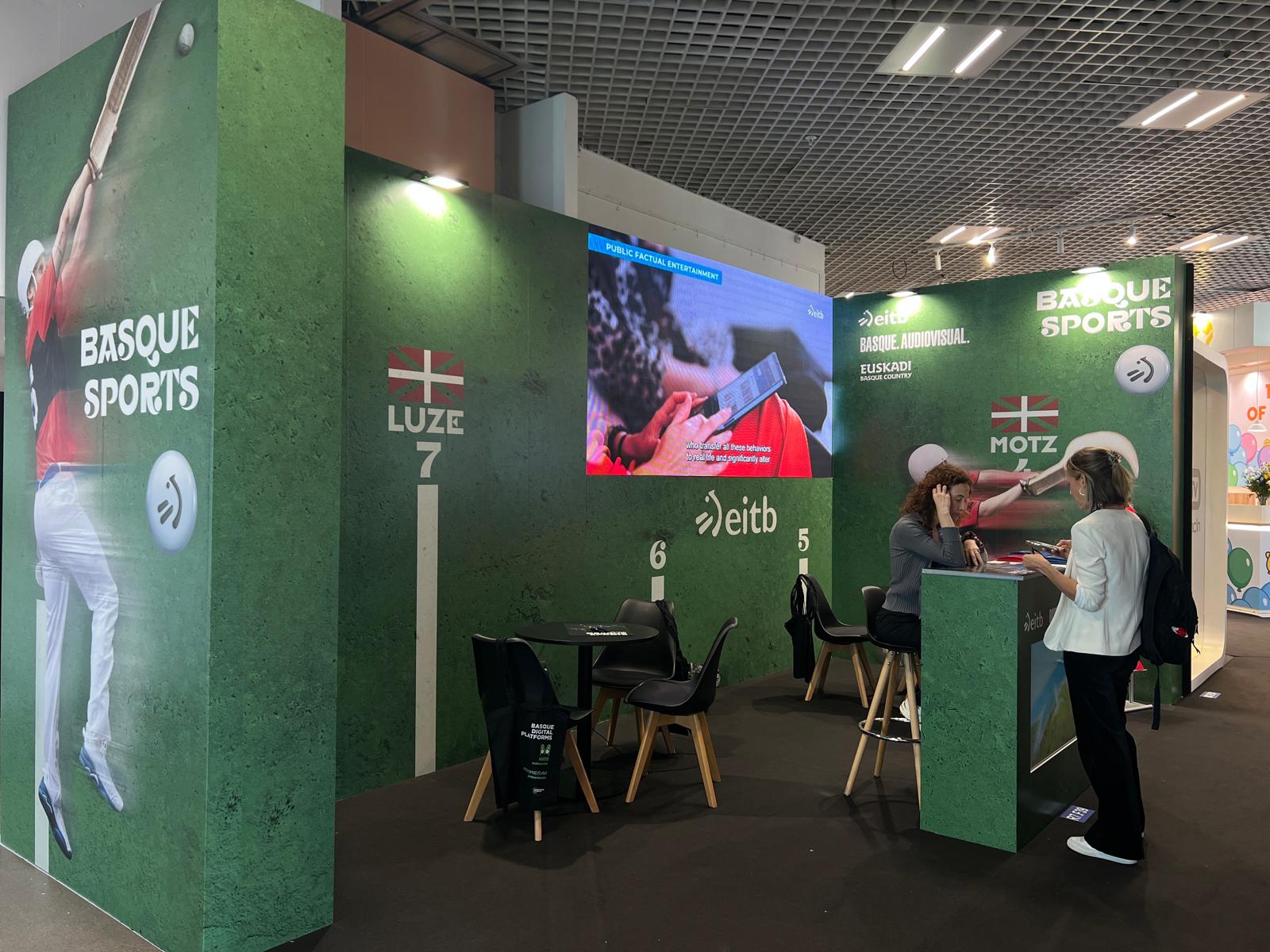 EITB taldearen erakusmahaia, Cannesko Mipcom azokan. EITB