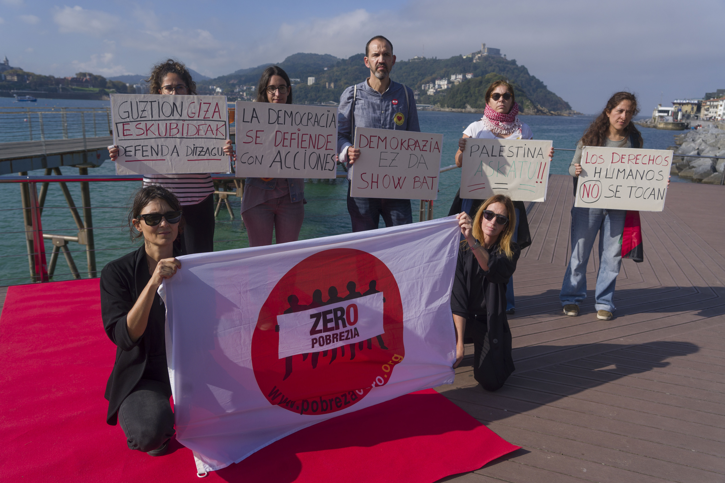 Zero Pobrezia plataformaren agerraldia gaur, Donostian. JON URBE / FOKU