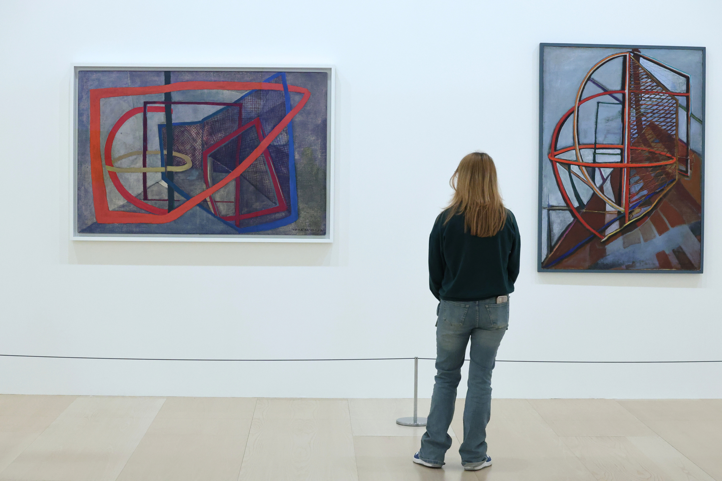 Emakume bat Bilboko Guggenheim museoak Maria Helena Vieira da Silvari eskainitako erakusketa ikusten. OSKAR MATXIN EDESA / FOKU