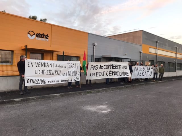 Etche Securite enpresaren aitzineko elkarretaratzea, gaur goizean. JOANES ETXEBARRIA