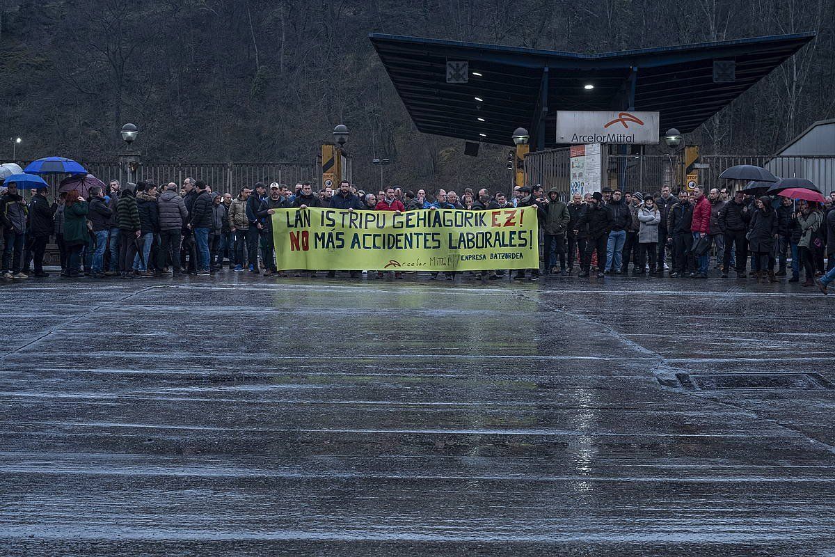 Olaberriko Arcelor Mittalen lantegian atzo izandako heriotza salatzeko elkarretaratzea. JON URBE (FOKU)