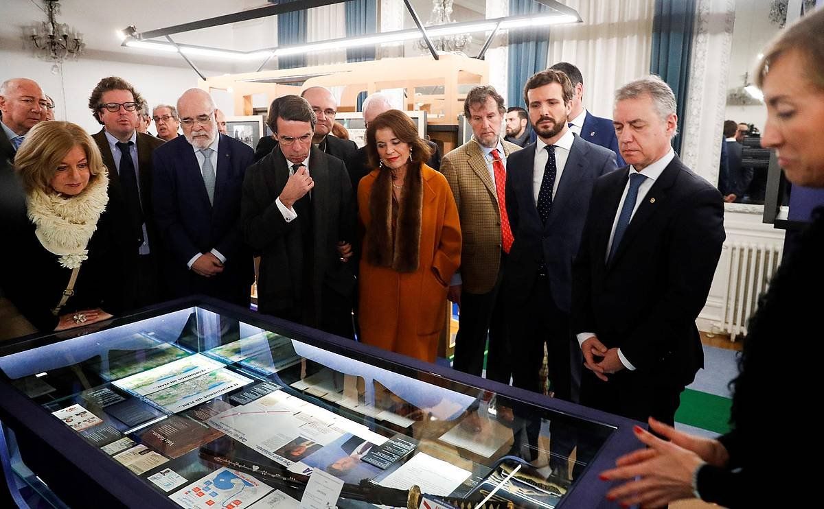 Erakusketara joandako eragileak, erakus mahaiaren bi aldeetan Consuelo Ordoñez Gregorioren arreba eta Ana Iribar alarguna dituztela. JAVIER ETXEZARRETA / FOKU