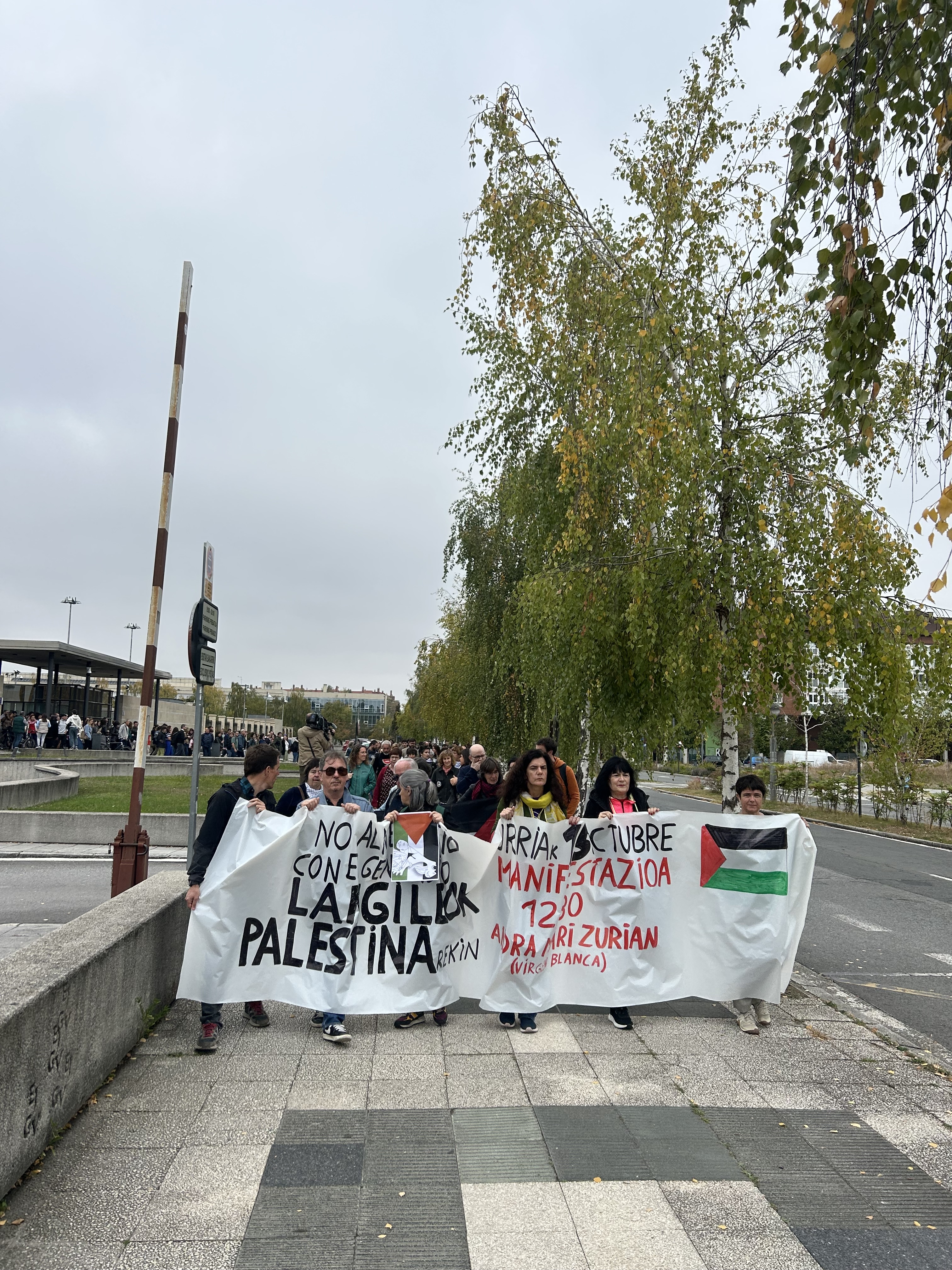 Gasteizko manifestaziora bidean atera den zutabeetako bat. BERRIA