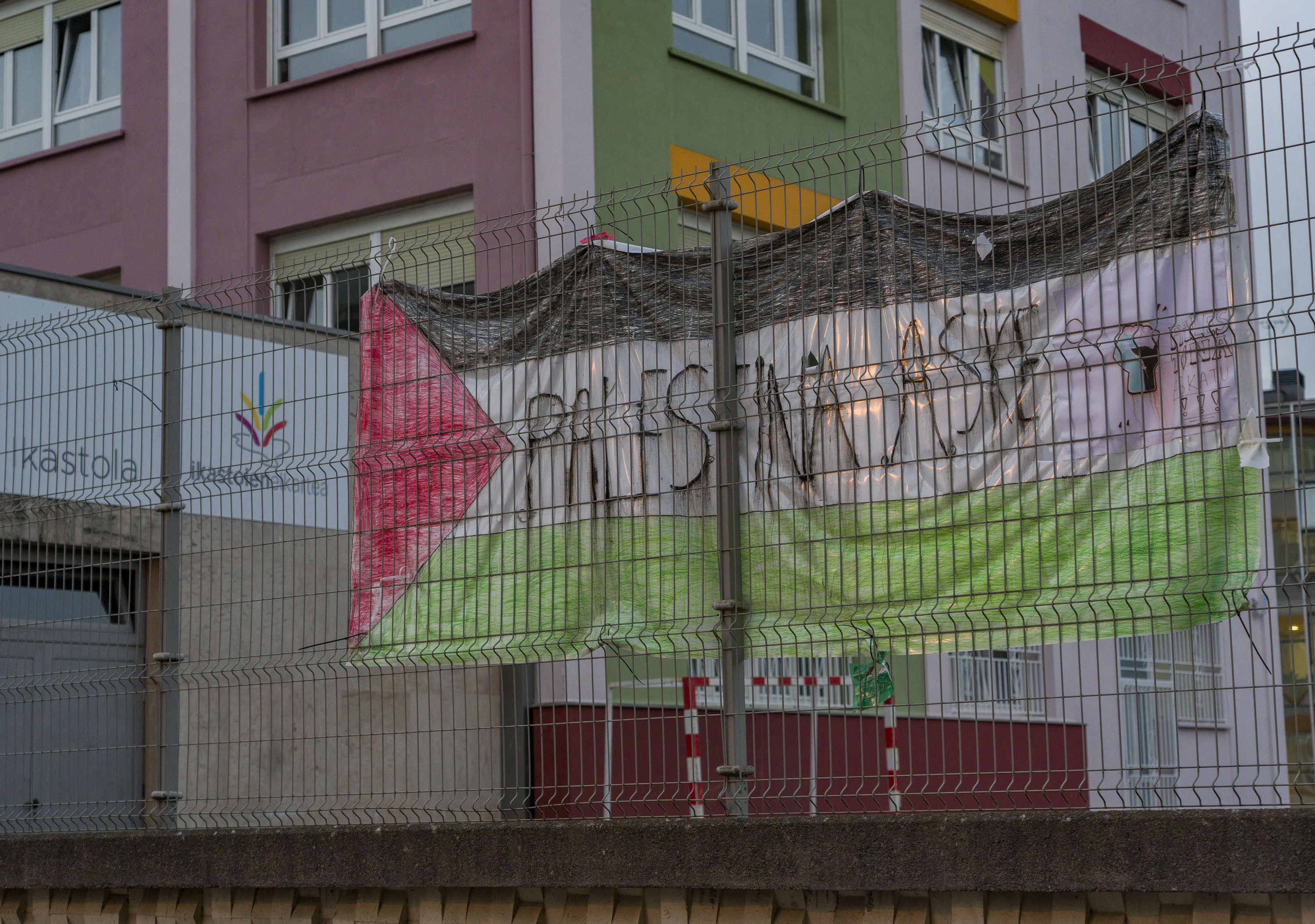 Palestinako bandera, Hernaniko Langile ikastetxean. JON URBE / FOKU