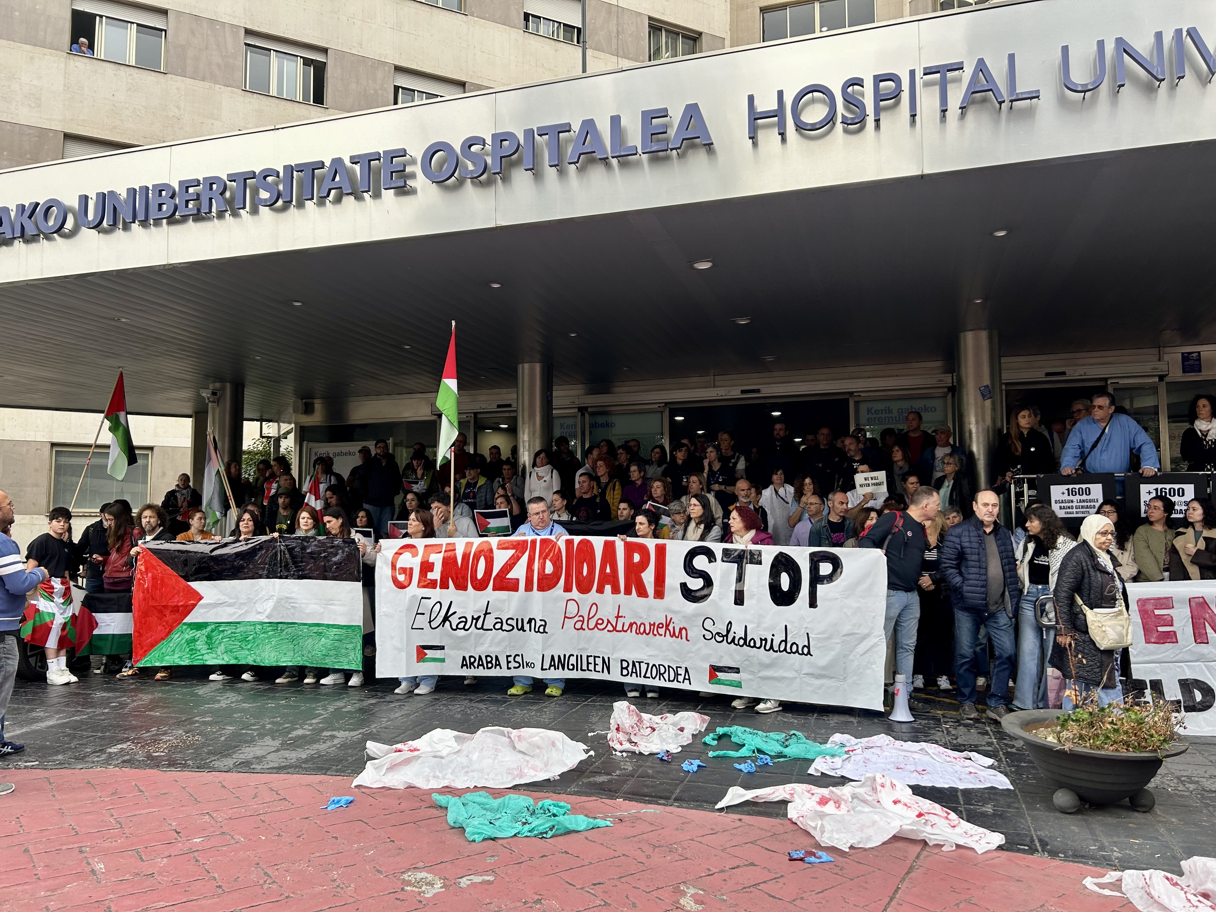 Txagorritxu ospitaleko langileen protesta, lanuztea abiatzeko orduan. BERRIA