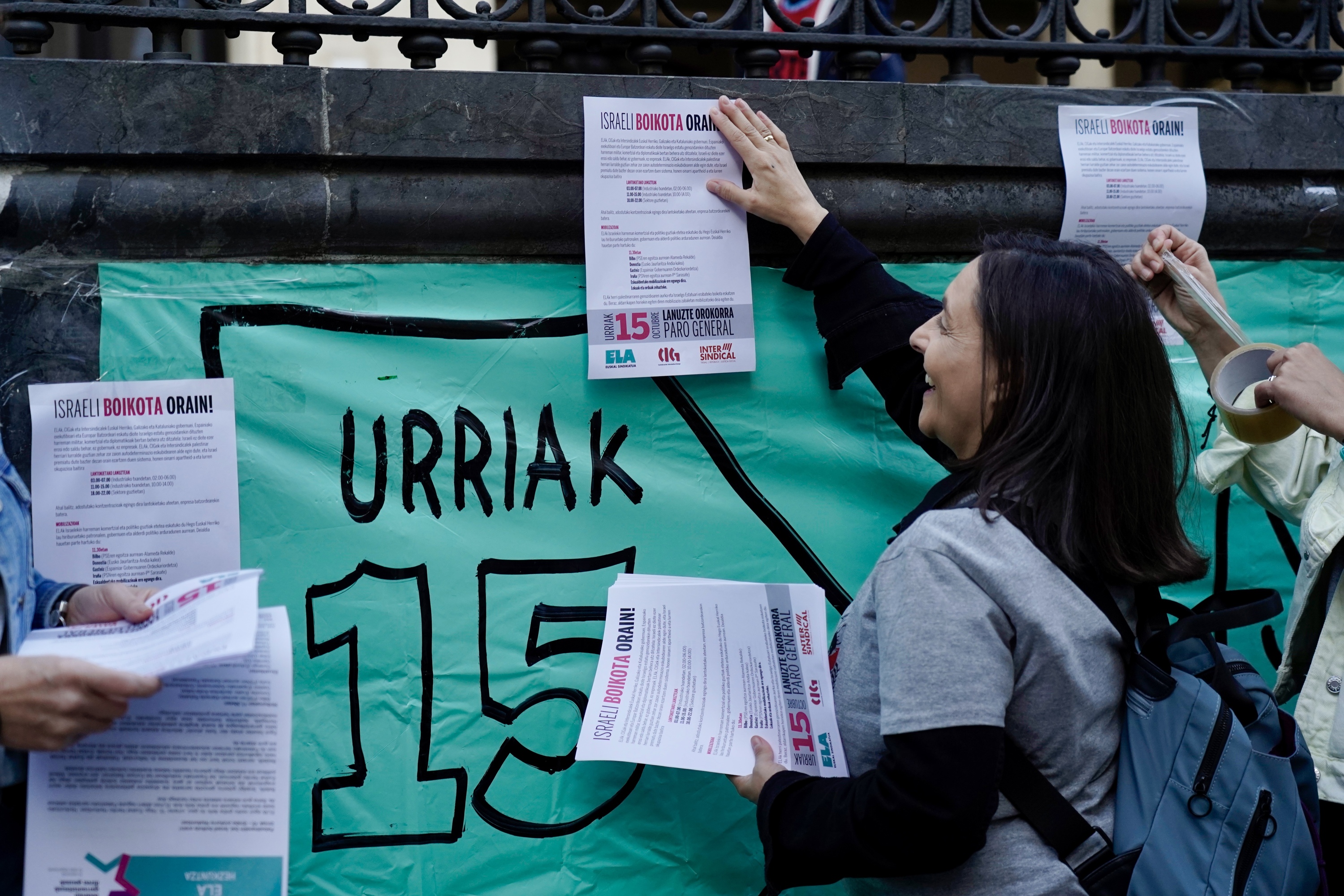 ELA sindikatuko kide bat, lanuztearen aldeko afixak jartzen, Bilbon. MARISOL RAMIREZ / FOKU
