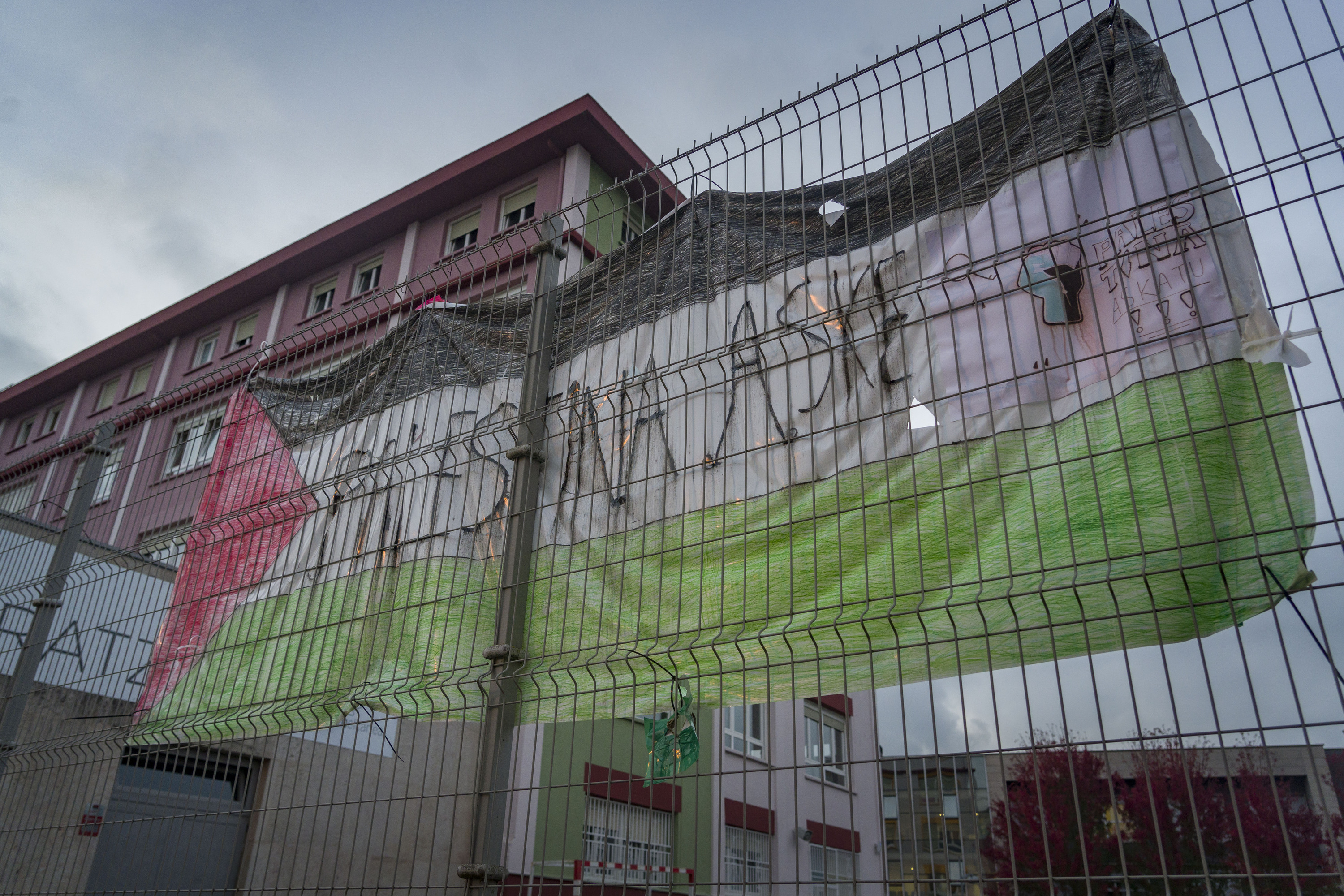 Palestinako banderak, Hernaniko Langile ikastetxean. JON URBE / FOKU