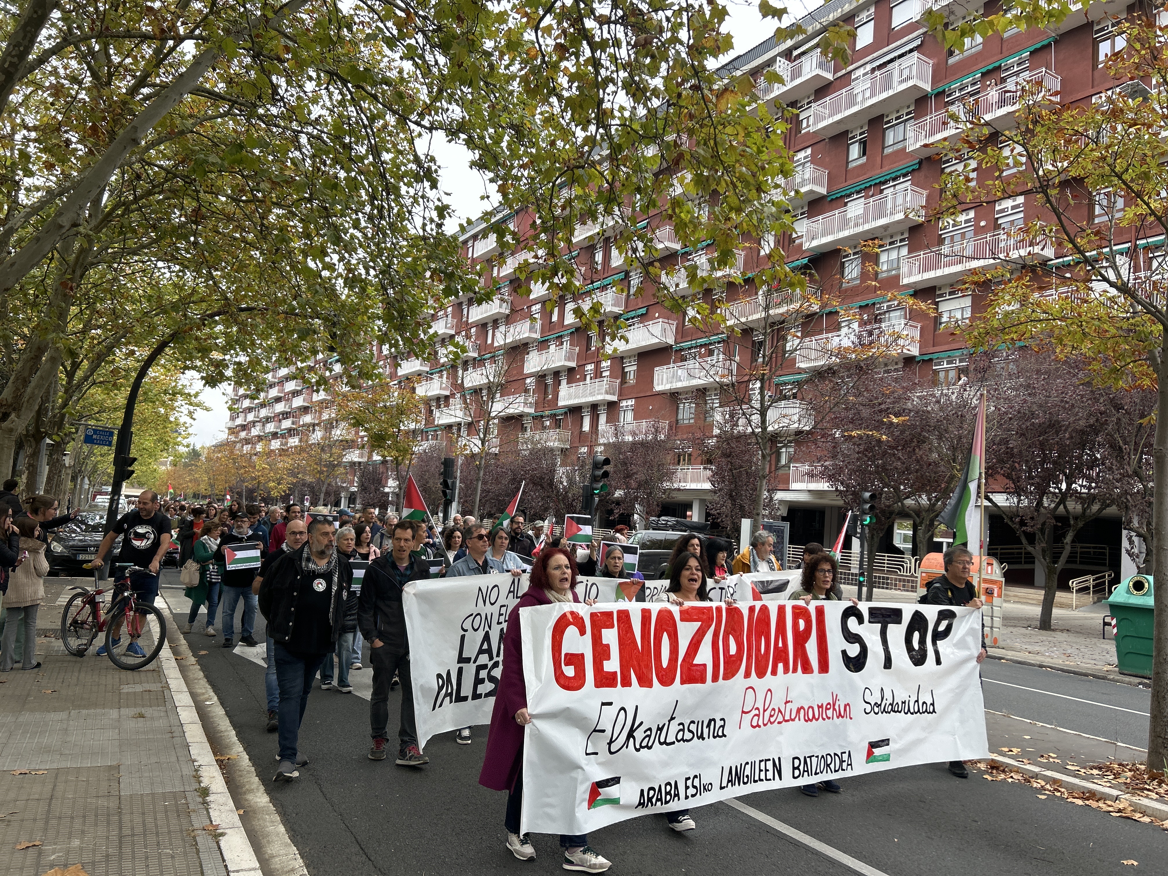 Txagorritxu eta Lakuako langileak elkarrekin, Gasteizko manifestaziora bidean. BERRIA