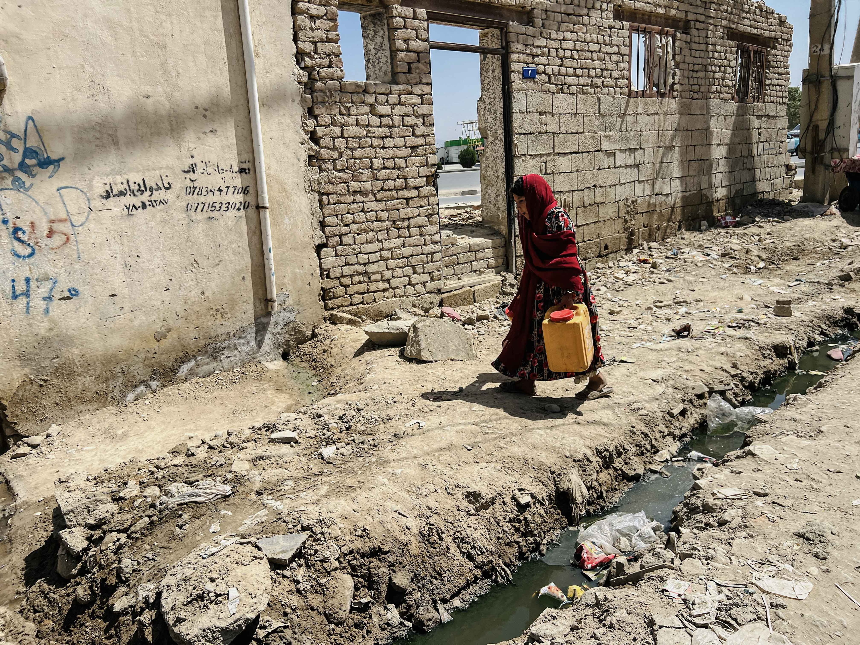 Kabulgo biztanle bat ura bidoi batean daramala, abuztuan. EFE