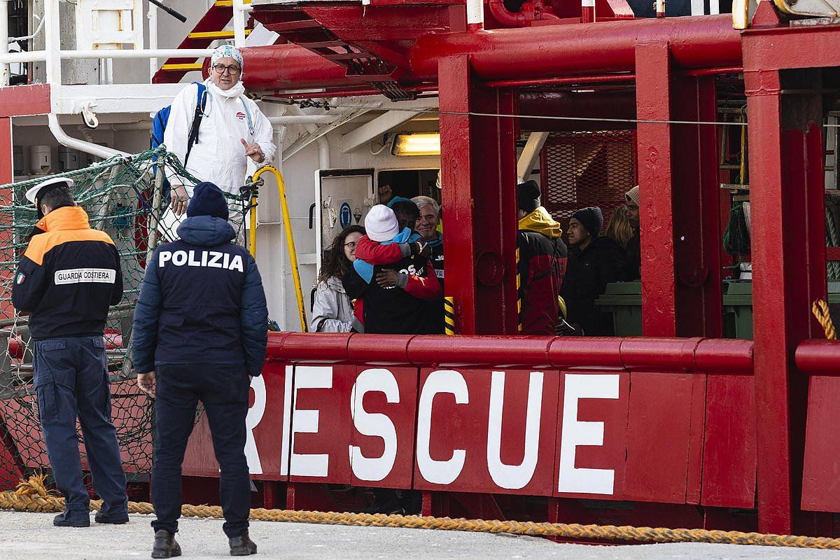 'Ocean Viking' ontzia Pozzalon (Italia), joan den urtarrilaren 21ean. FRANCESCO RUTA / EFE