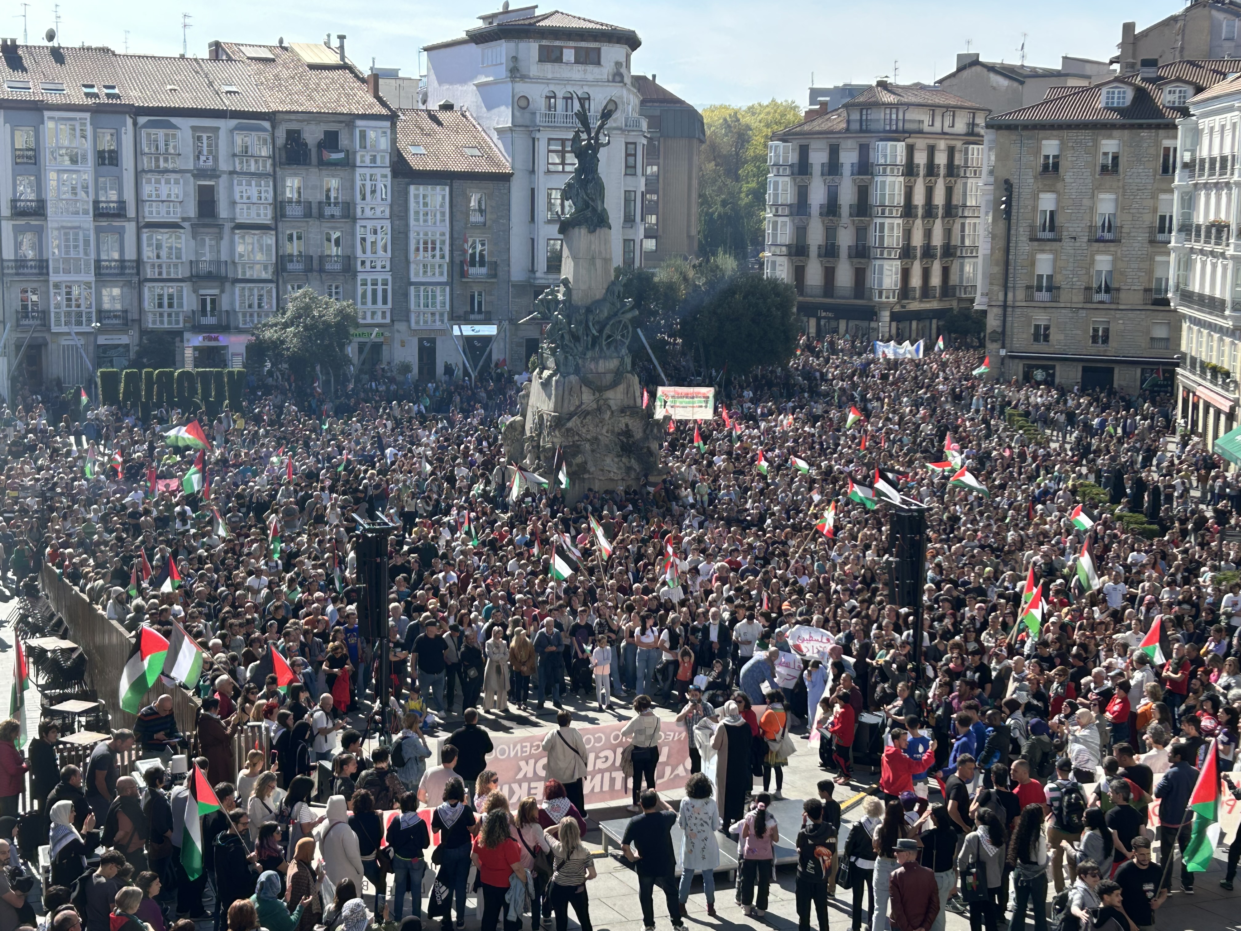 Jendetza batu da Gasteizko Andre Maria Zuriaren plazan eguerdian. BERRIA