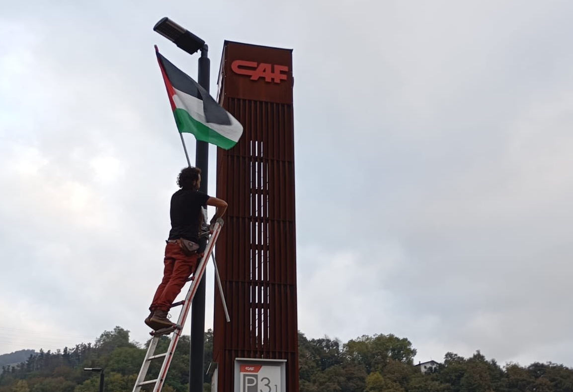 LABeko kide batzuk Palestinako banderak jartzen CAFen Beasaingo lantegian. LAB CAF
