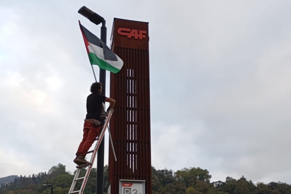Beasaingo CAFeko langile bat, Palestinaren aldeko lanuzte egunean. LAB