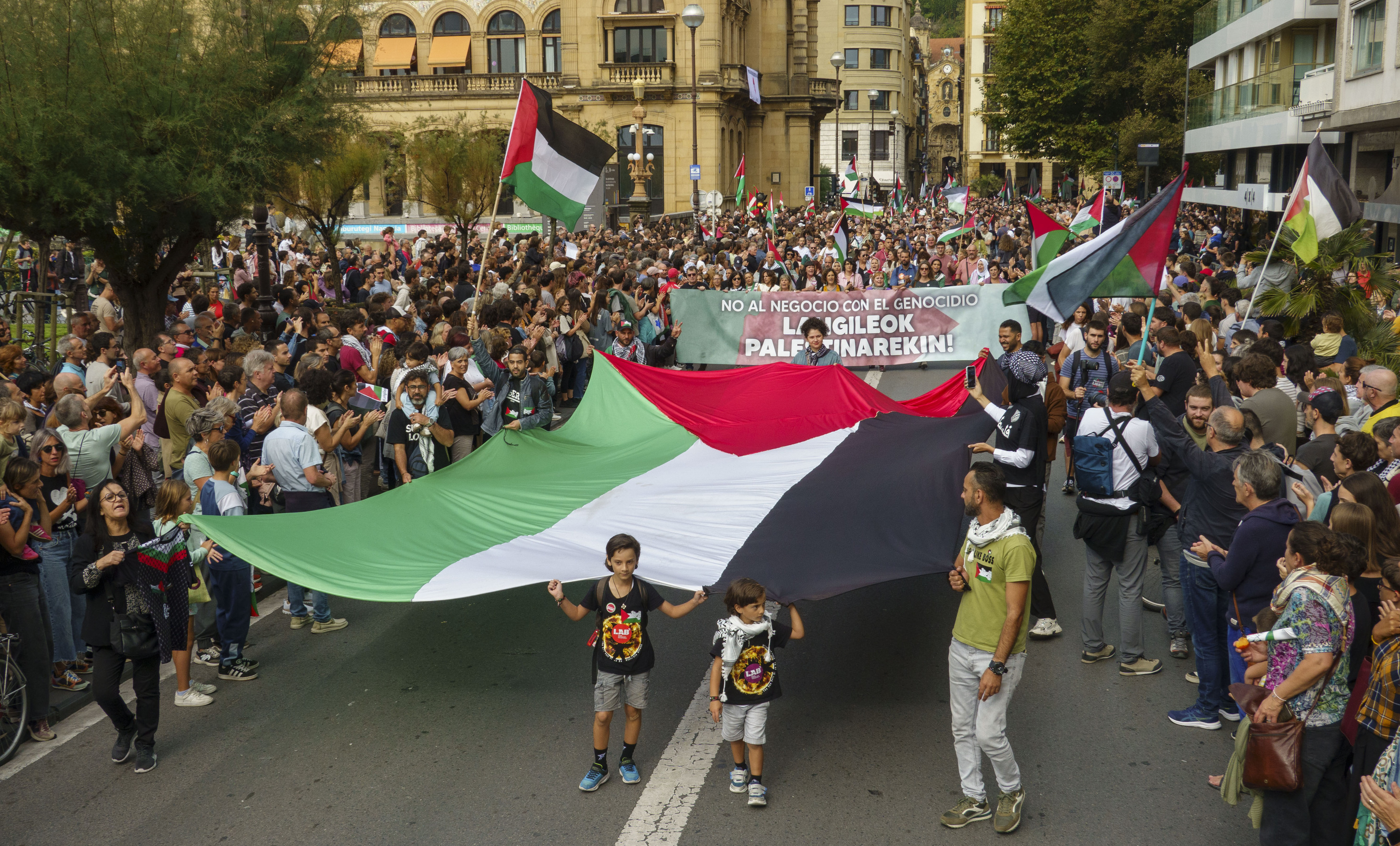 Jendea Palestinaren aldeko manifestazioan, Donostian. JON URBE / FOKU