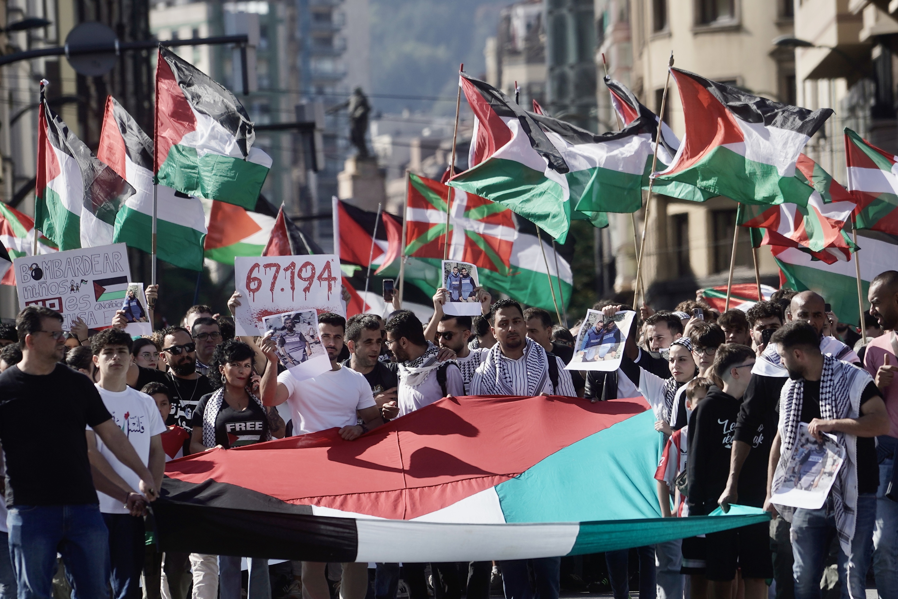 Palestinako banderak, aldarriak eta Ikurrinak Bilboko manifestazioan. MARISOL RAMIREZ / FOKU