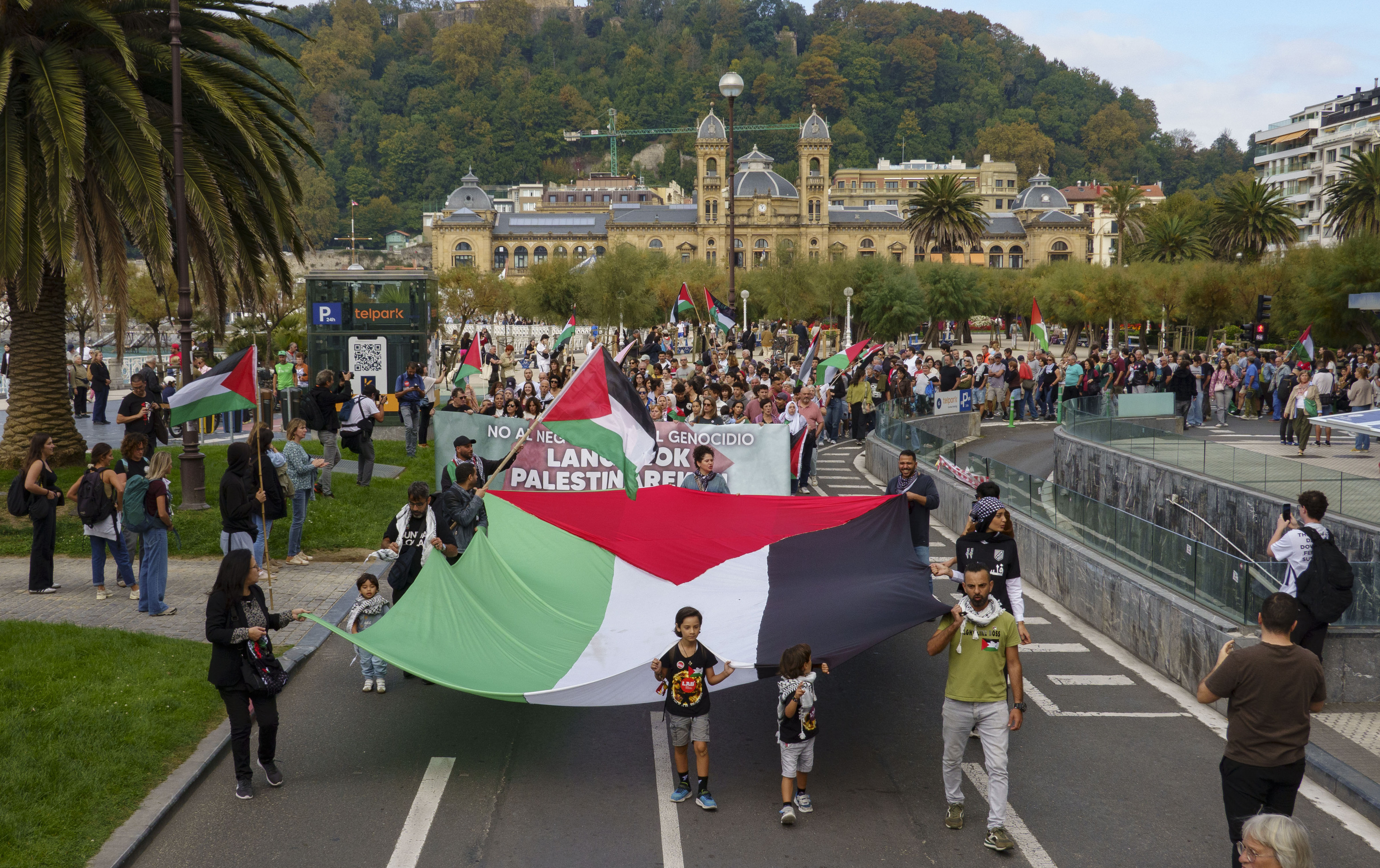 Jendea Palestinaren aldeko manifestazioan, Donostiako udaletxearen aurrean. JON URBE / FOKU