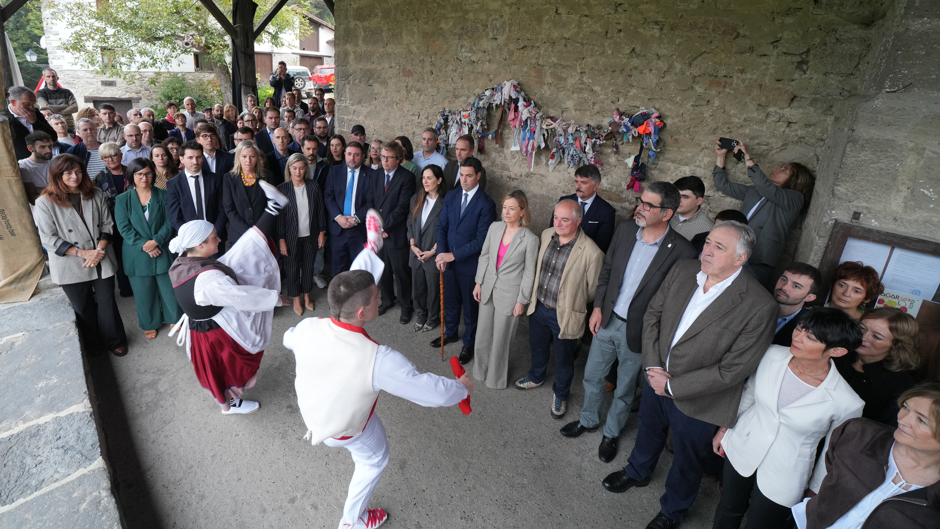 Erakunde publikoetako ordezkariei ohorezko aurreskua dantzatu diete gaur Altzoko Salbatore Deunaren elizako atarian. IREKIA